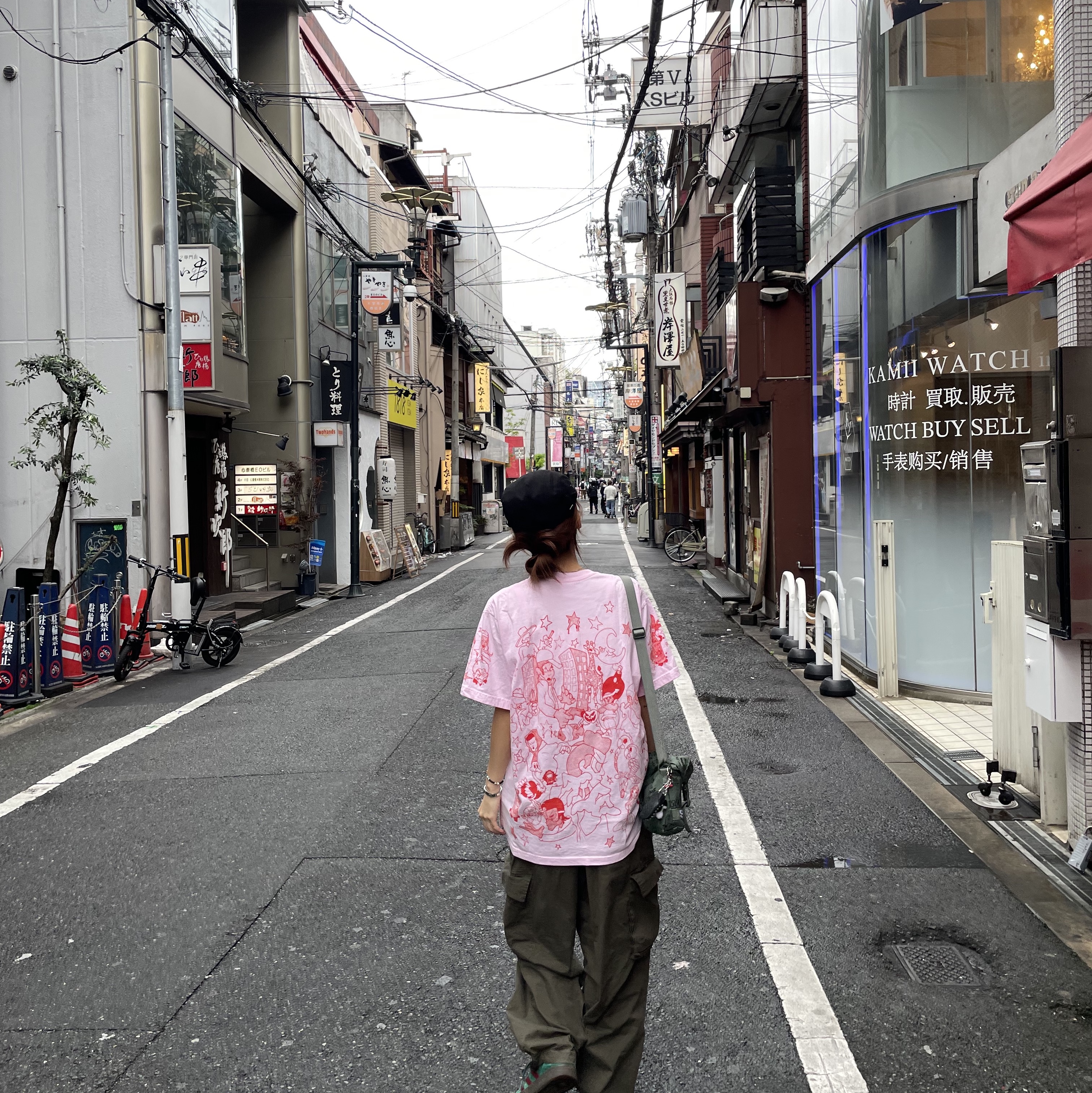 Supreme Downtown T-Shirt Light Pink - 23FW 착용 스타일 - 1