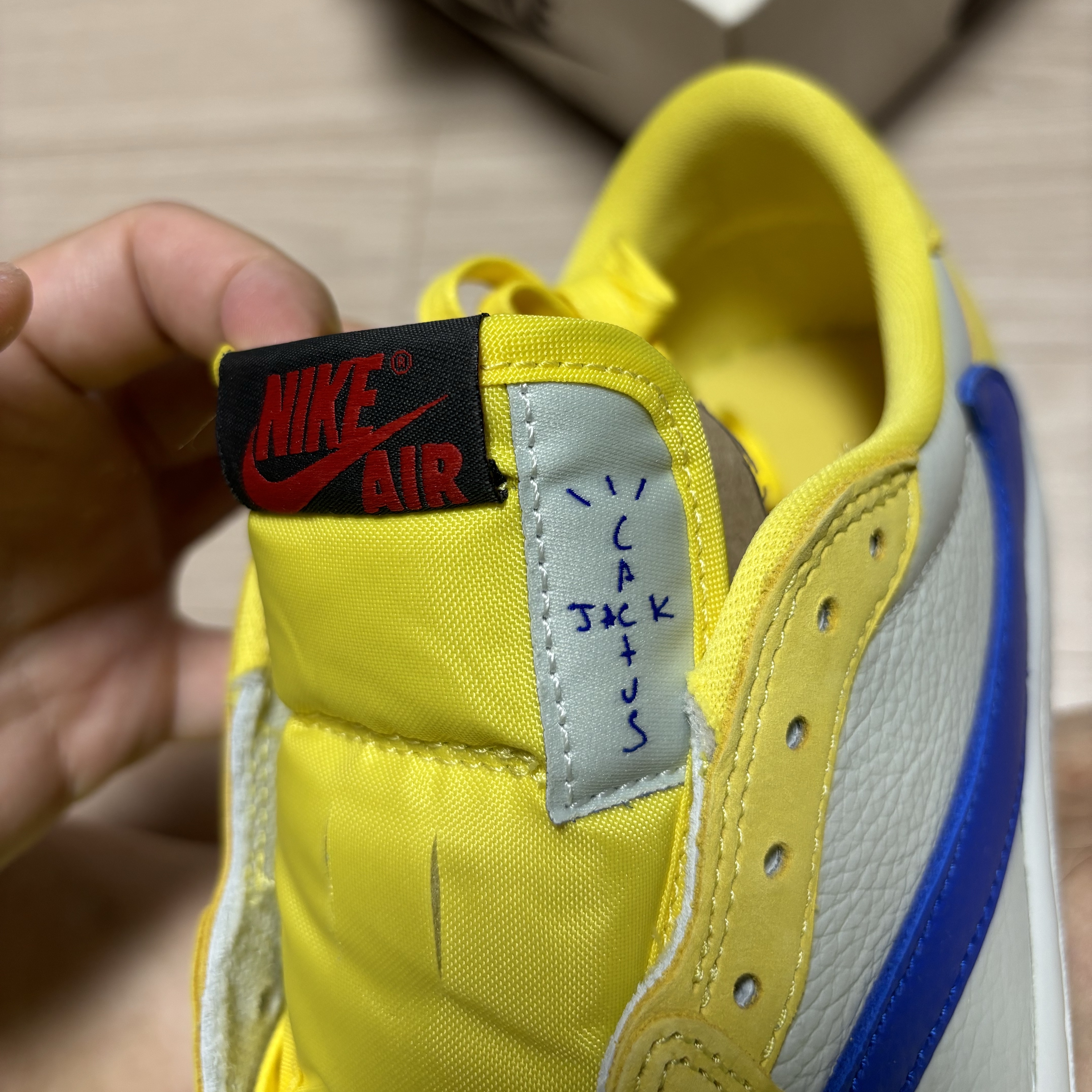 (W) Jordan 1 x Travis Scott Retro Low OG SP Canary 착용 스타일 - 6