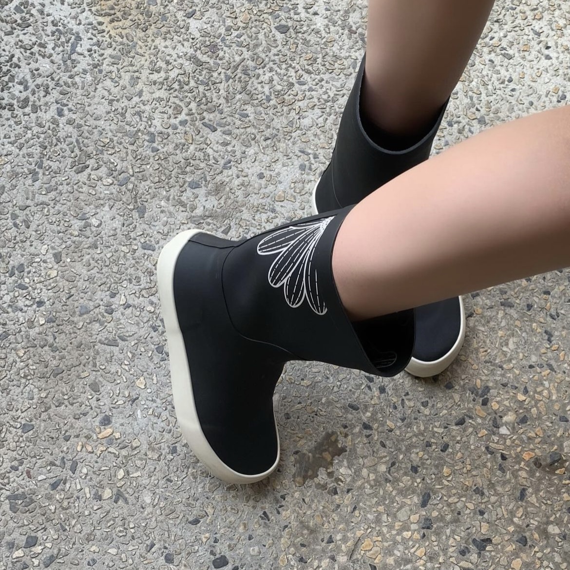 Mardi Mercredi Les Pompes Women Pluie Rain Boots Short Black, Mardi Mercredi Les Pompes Women Pluie Rain Boots Short Beige 착용 스타일
