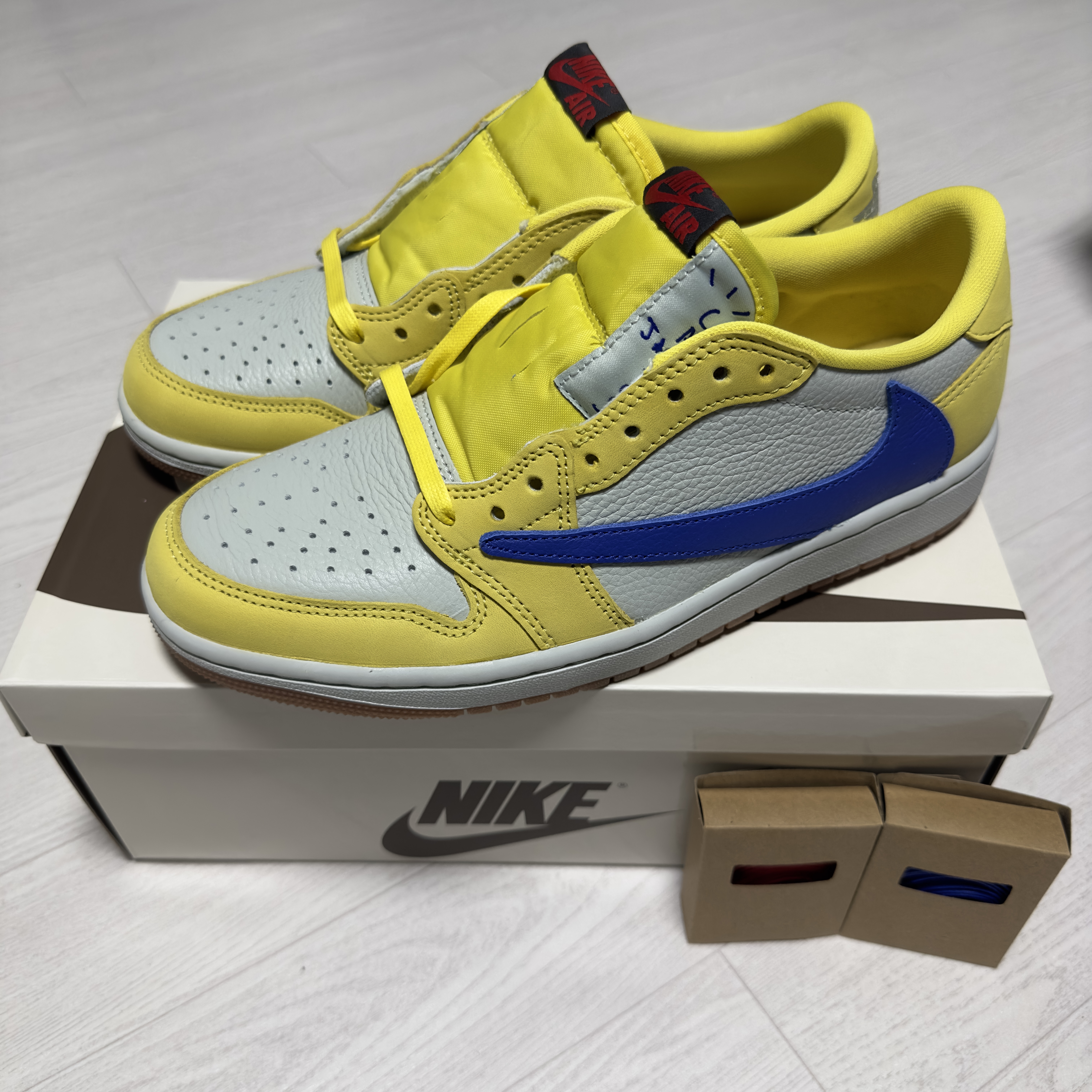 (W) Jordan 1 x Travis Scott Retro Low OG SP Canary 착용 스타일