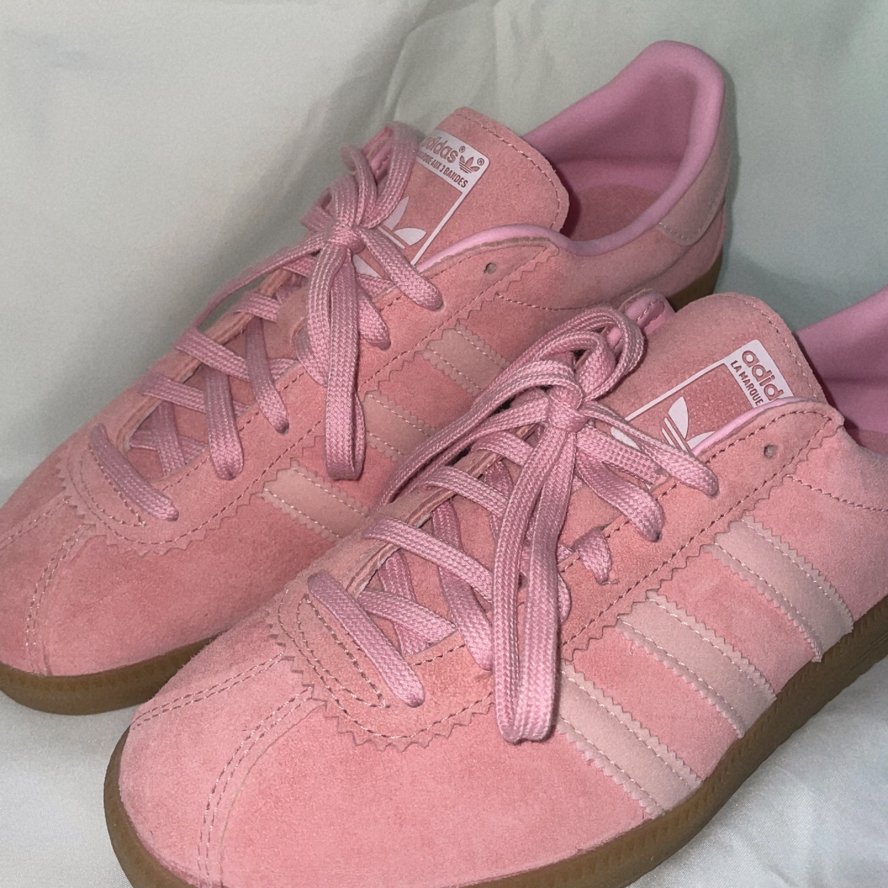 Adidas Bermuda Glow Pink 착용 스타일 - 3