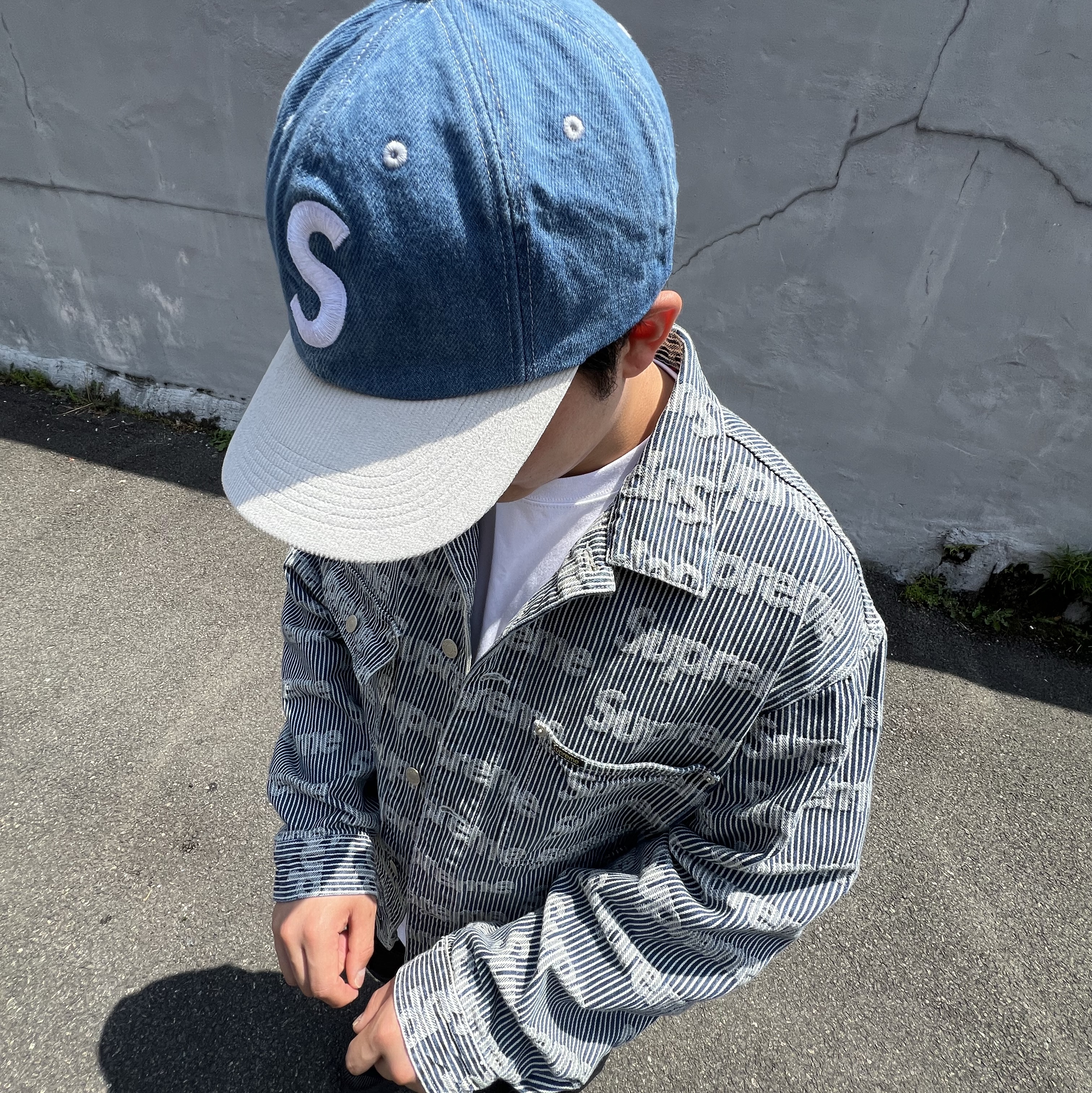 Supreme Denim Chore Trucker Jacket Stripe - 24SS, Supreme 2-Tone S Logo 6-Panel Washed Denim - 24SS 착용 스타일 - 2