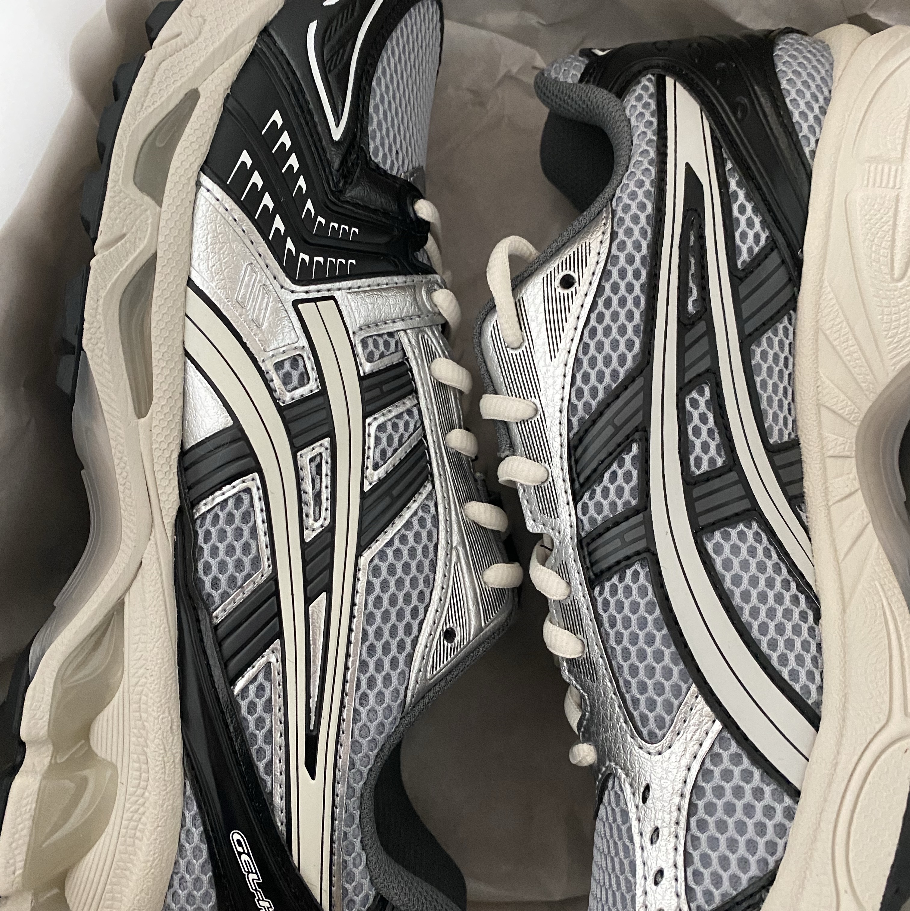 Asics Gel-Kayano 14 Black Glacier Grey 착용 스타일
