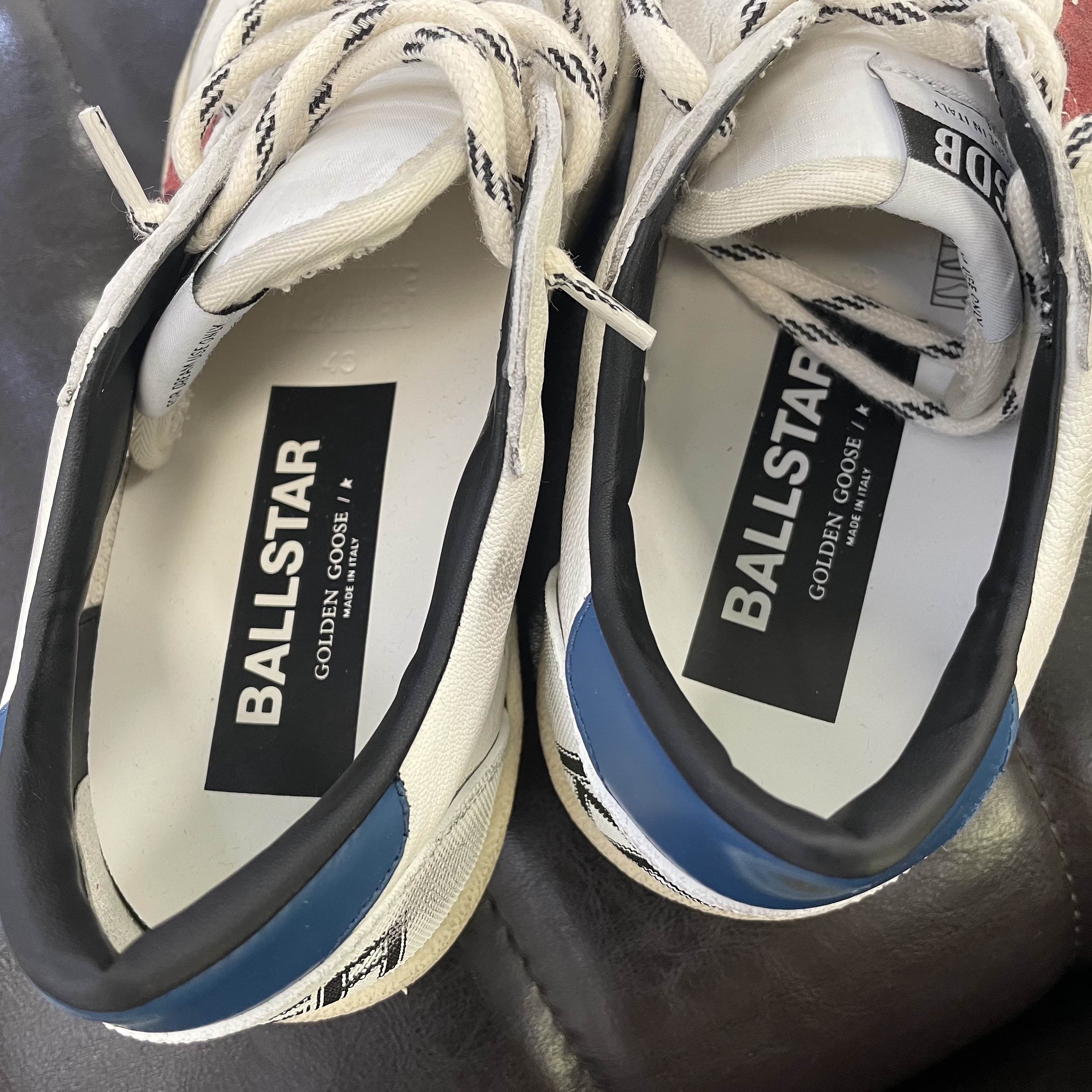 Golden Goose Ball Star White Laminated Light Blue Heel Tab Sneakers, Golden Goose Ball Star White Ice Grey Suede Star Midnight Blue Heel Tab Sneakers 착용 스타일 - 3