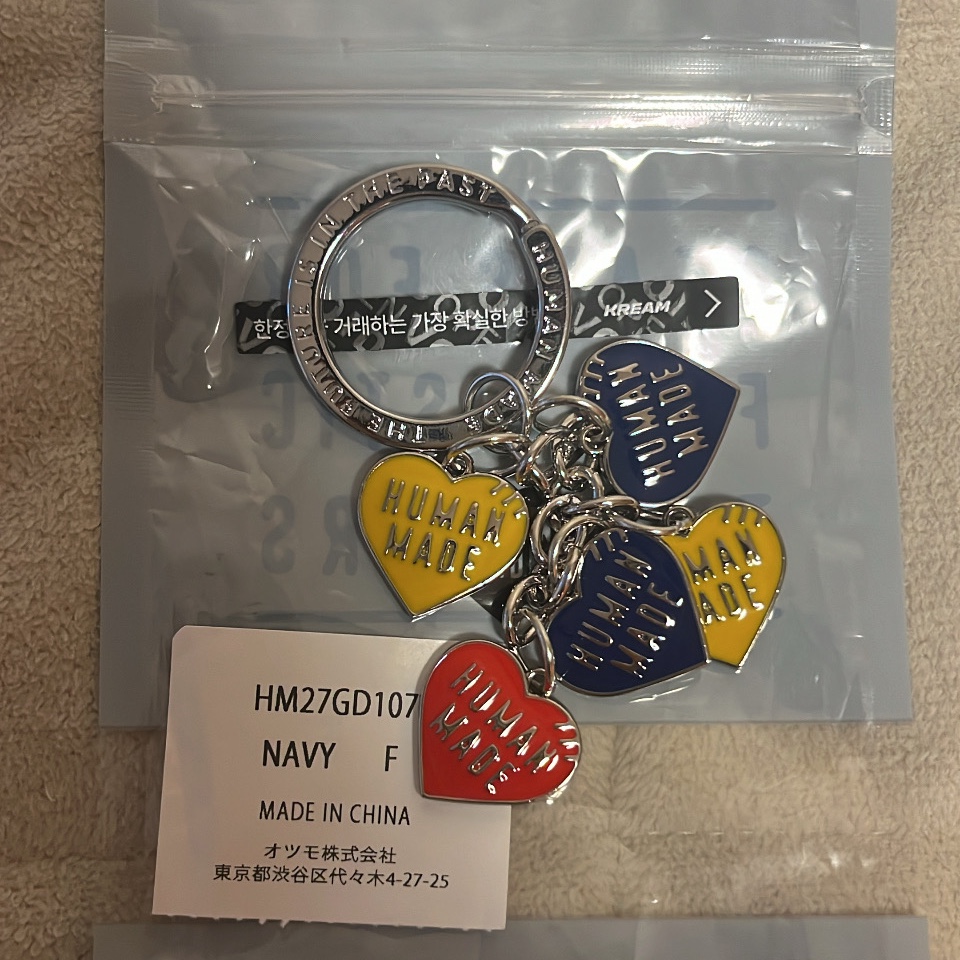 Human Made Heart Keycharm Navy Yellow Red 착용 스타일