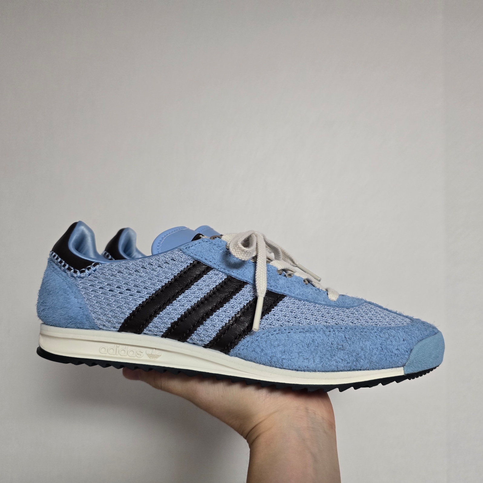 Adidas x Wales Bonner SL 76 Ash Blue Core Black 착용 스타일 - 2