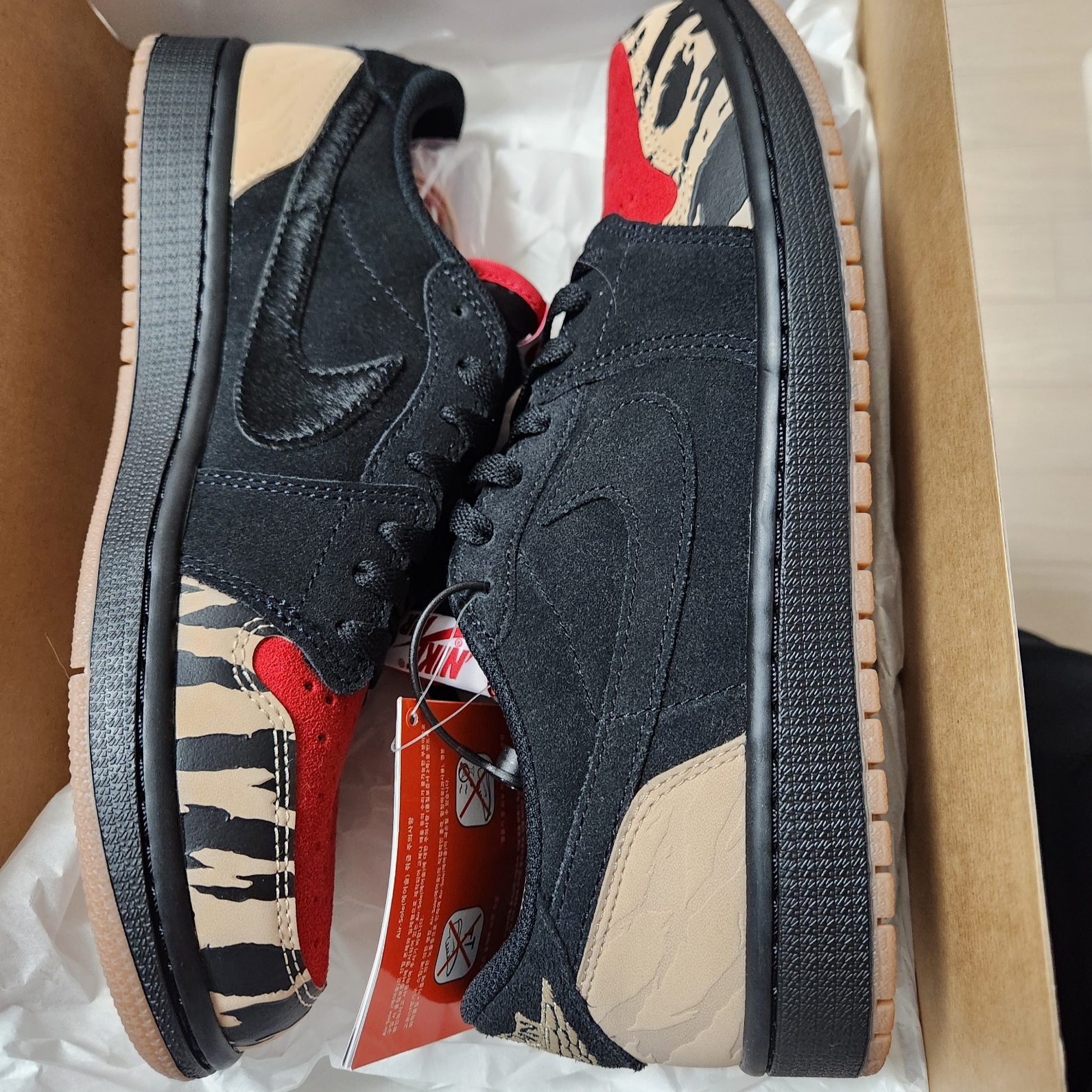 Jordan 1 x SoleFly Retro Low OG SP Black and Sport Red 착용 스타일