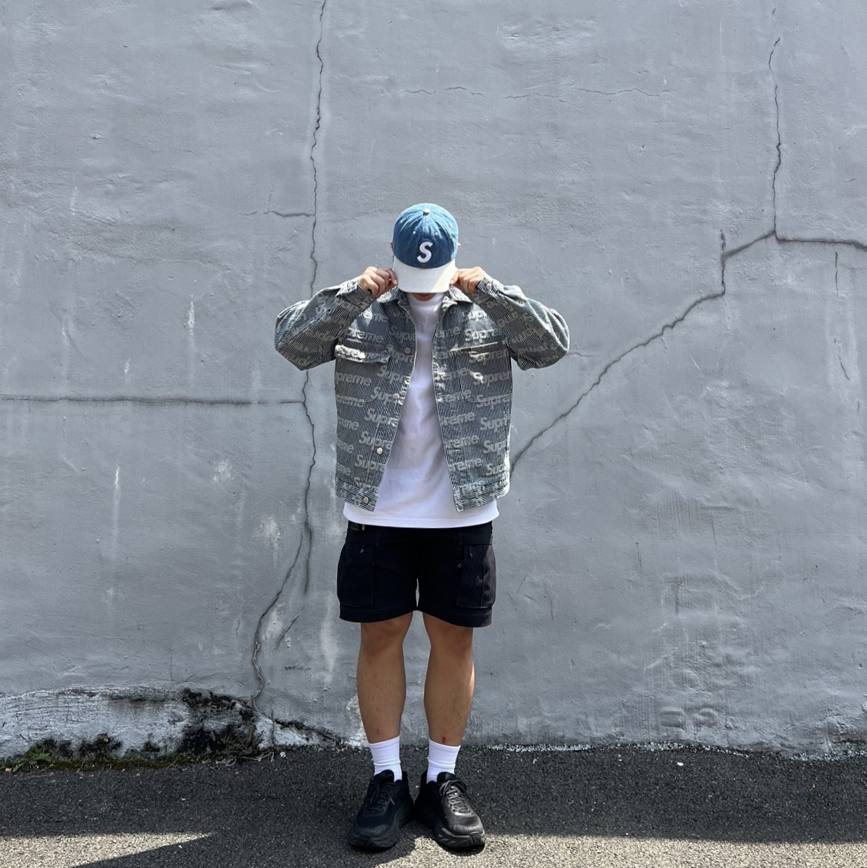 Supreme Denim Chore Trucker Jacket Stripe - 24SS, Supreme Small Box T-Shirt White - 24SS 착용 스타일 - 1