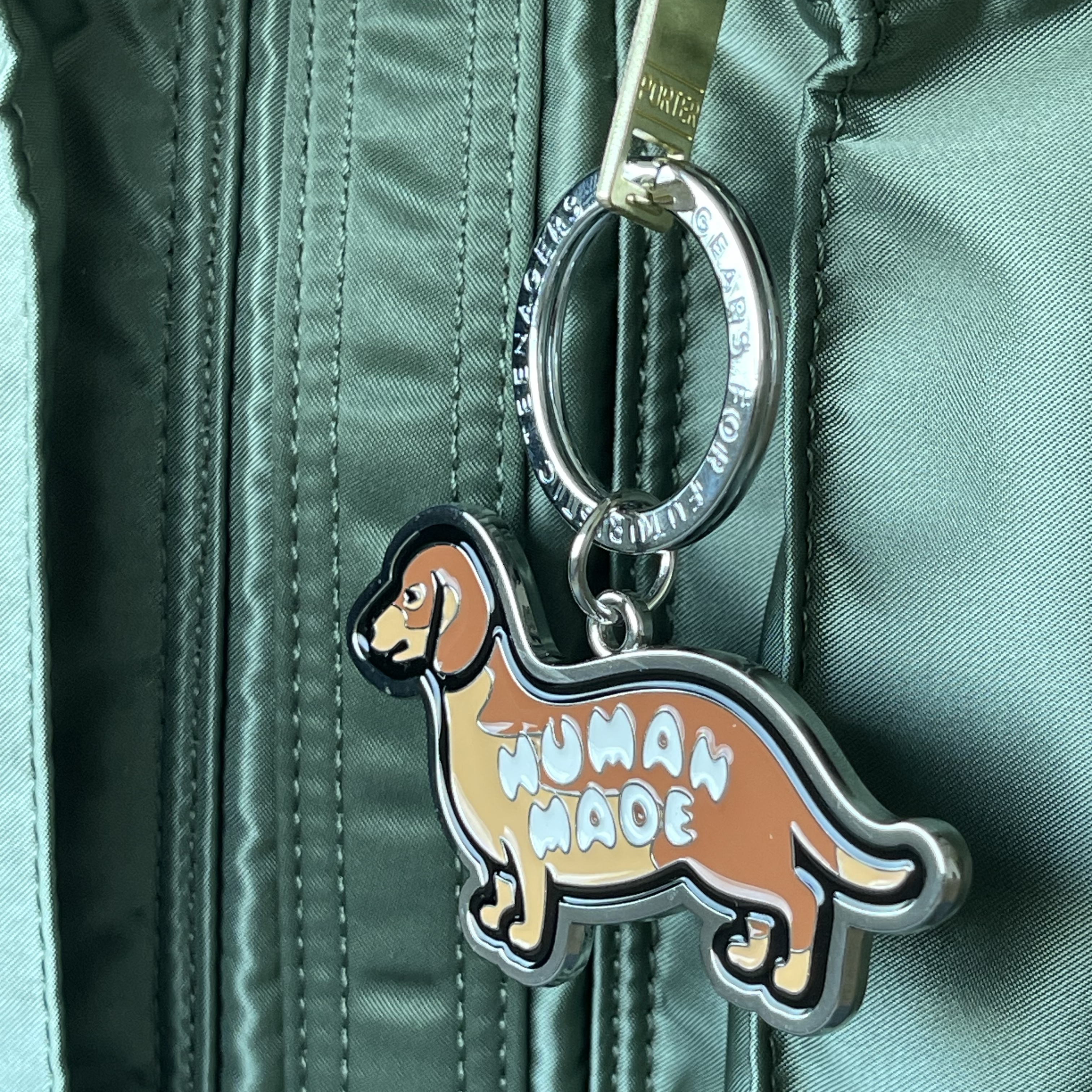 Human Made Dachs Keyring Brown 착용 스타일 - 1