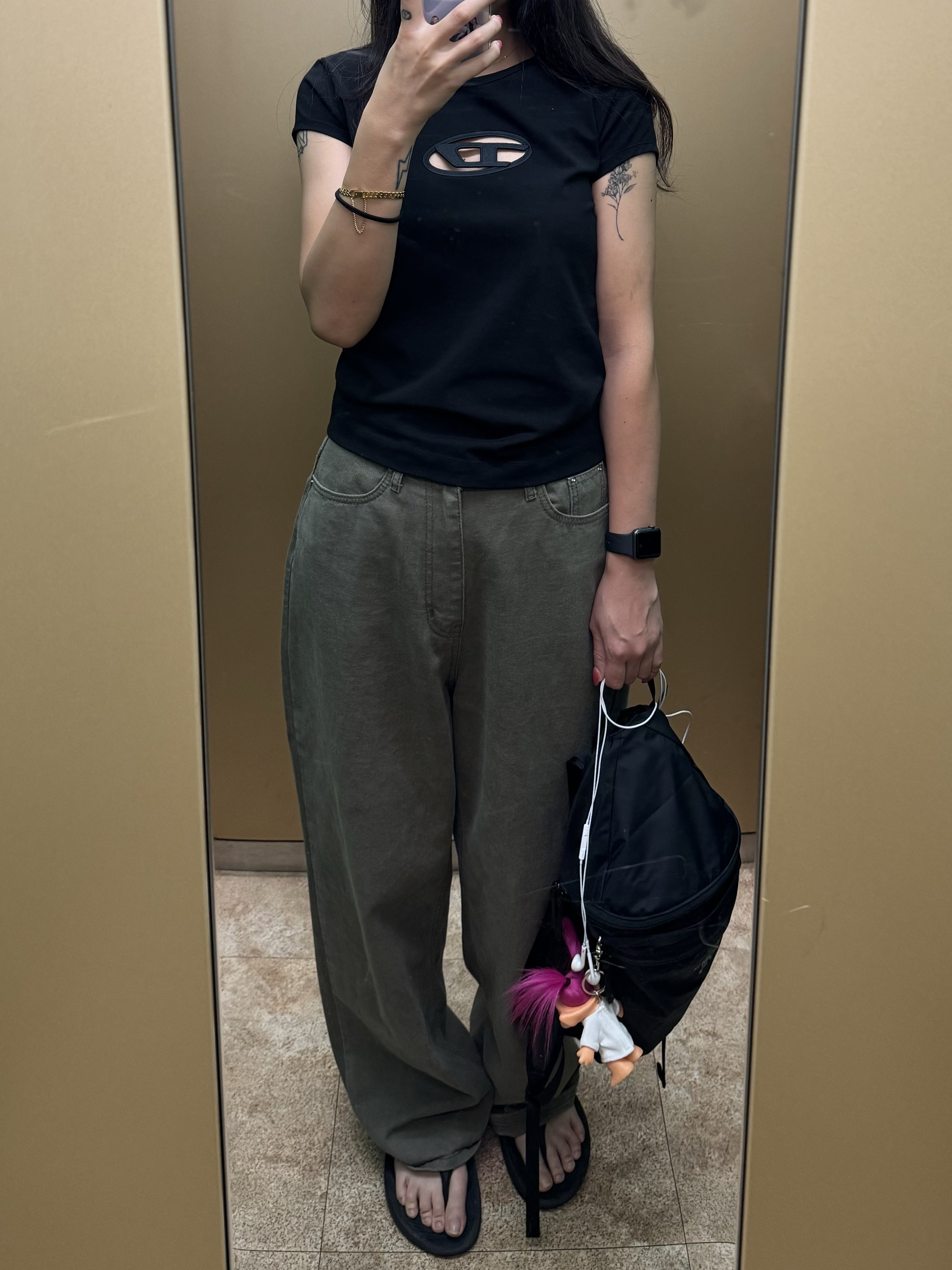 (W) Diesel T-Angie Peekaboo Logo T-Shirt Black, Arc'teryx Heliad 15 Backpack Black 착용 스타일