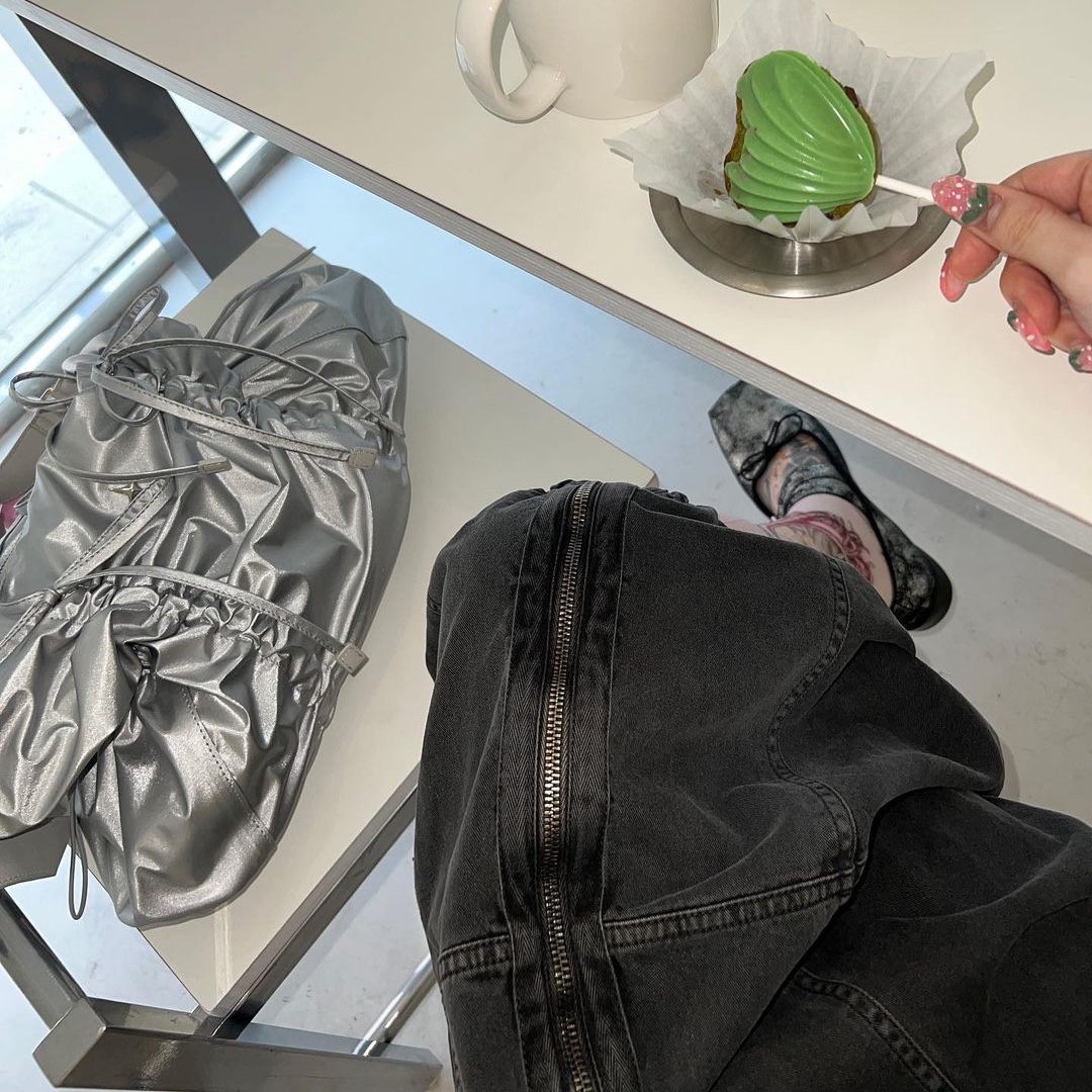 For Appeal String Ribbon Large Hobo Bag Glossy Black, For Appeal String Ribbon Large Hobo Bag Silver 착용 스타일