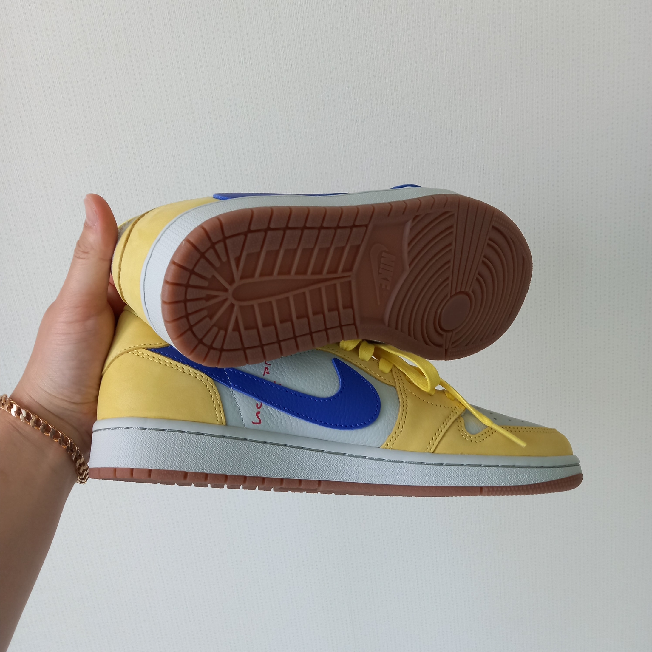 (W) Jordan 1 x Travis Scott Retro Low OG SP Canary 착용 스타일 - 8