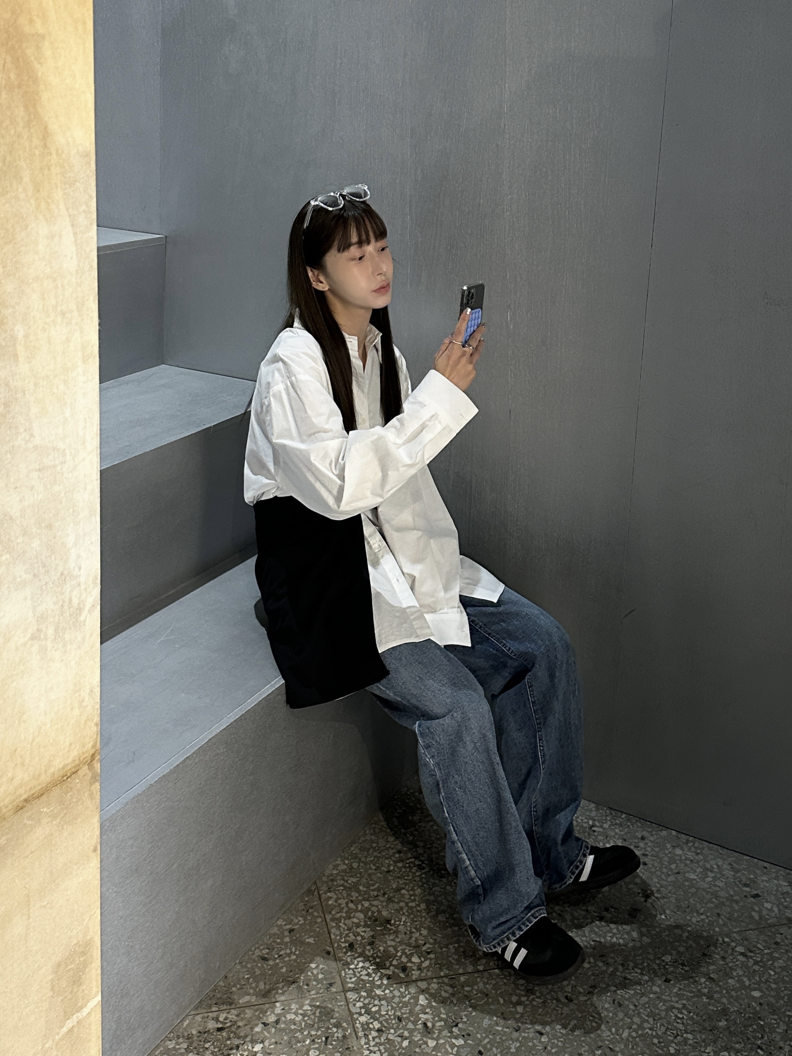 Adidas Samba Classic Core Black, Prada Cleo Brushed Leather Shoulder Bag with Flap White N 착용 스타일 - 3