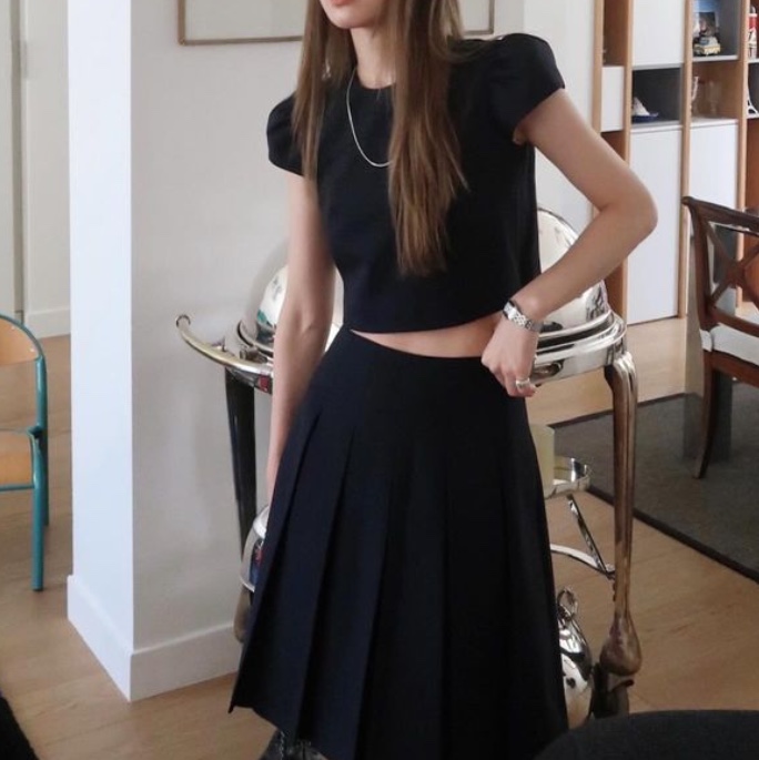[예약 배송] FLETTA Classic Pleats Skirt Navy, [예약 배송] FLETTA Classic Crop Blouse Navy 착용 스타일