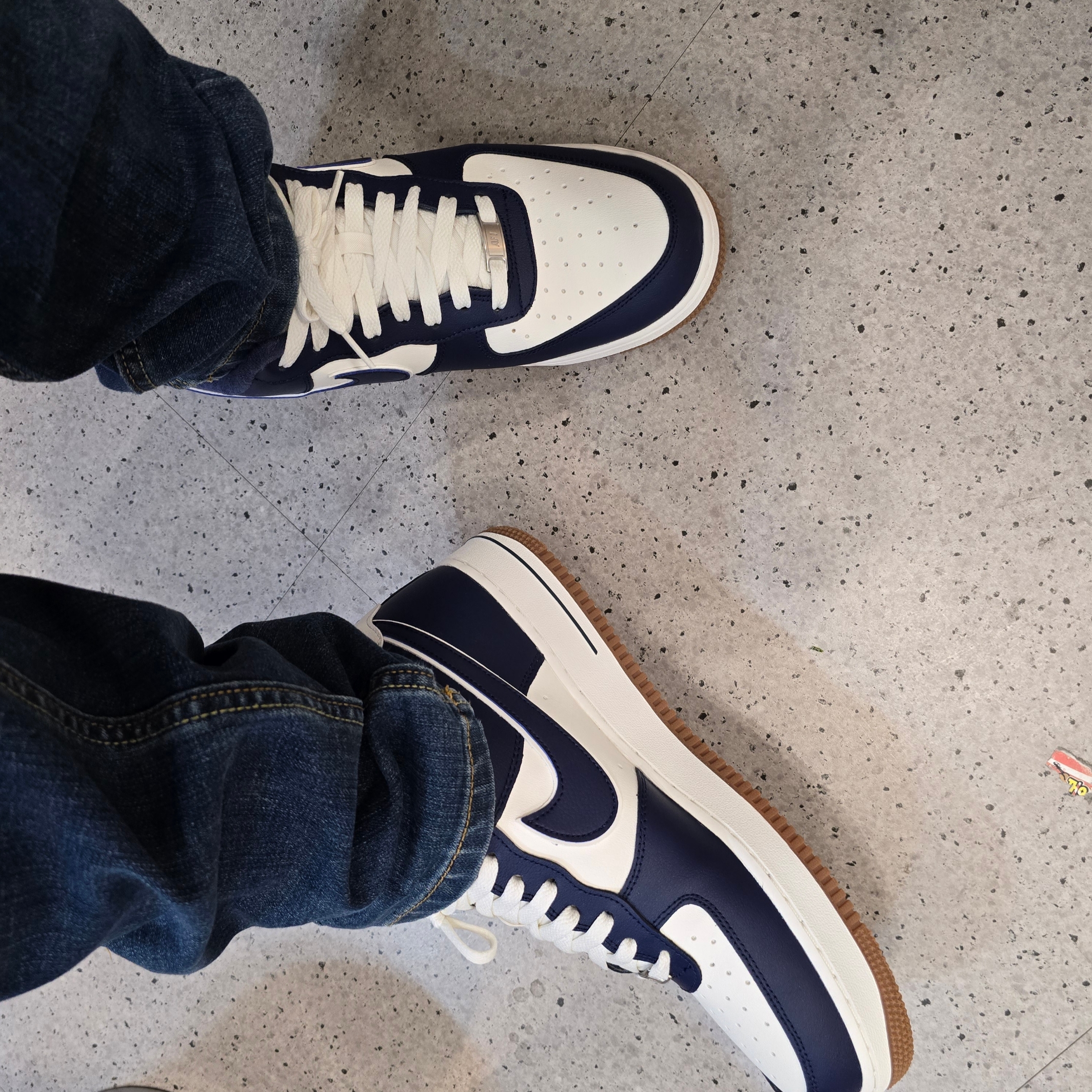 Nike Air Force 1 '07 LV8 Midnight Navy 착용 스타일 - 3