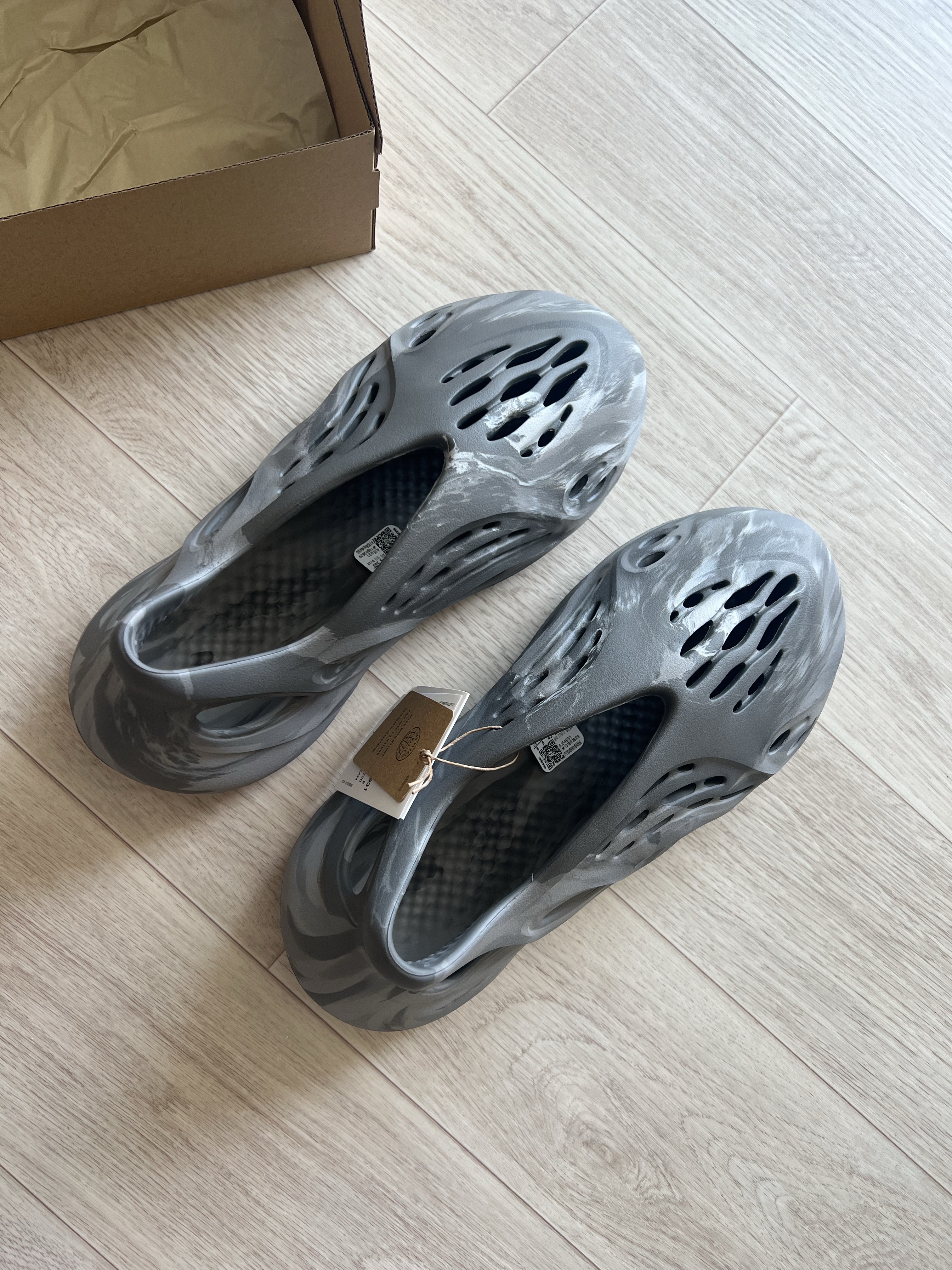 (W) Jordan 1 Low UNC University Blue, Adidas Yeezy Foam RNNR MX Granite 착용 스타일 - 4