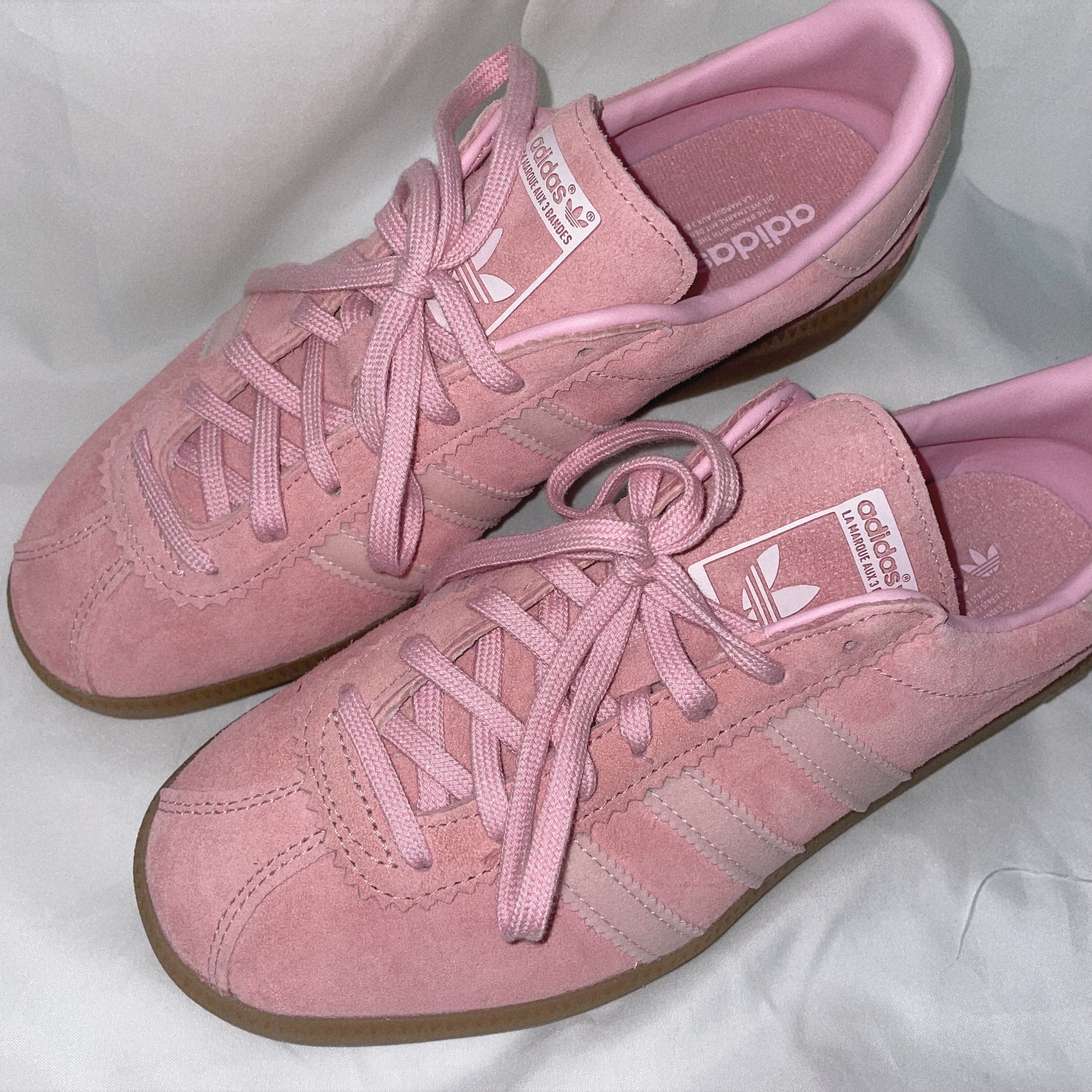 Adidas Bermuda Glow Pink 착용 스타일 - 2