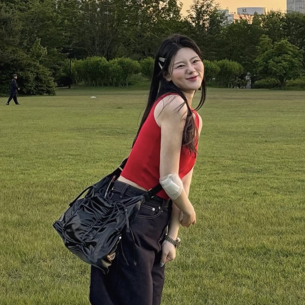For Appeal String Ribbon Large Hobo Bag Glossy Black, For Appeal String Ribbon Large Hobo Bag Silver 착용 스타일