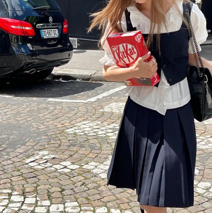 [예약 배송] FLETTA Classic Pleats Skirt Navy 착용 스타일
