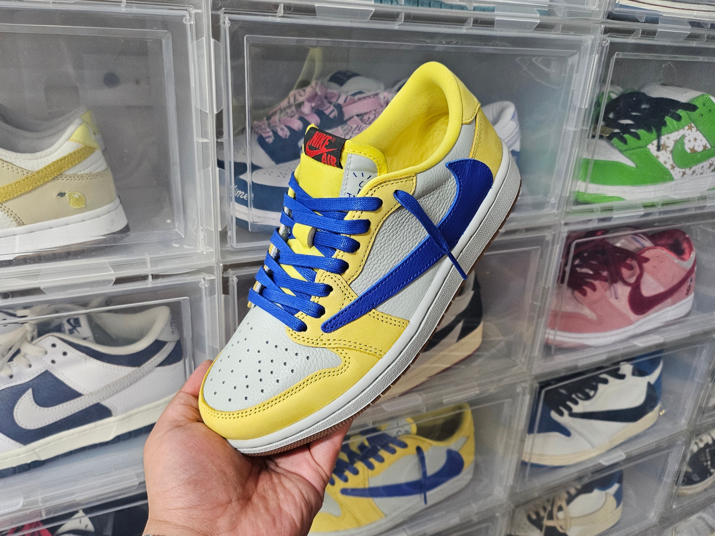 (W) Jordan 1 x Travis Scott Retro Low OG SP Canary 착용 스타일 - 1