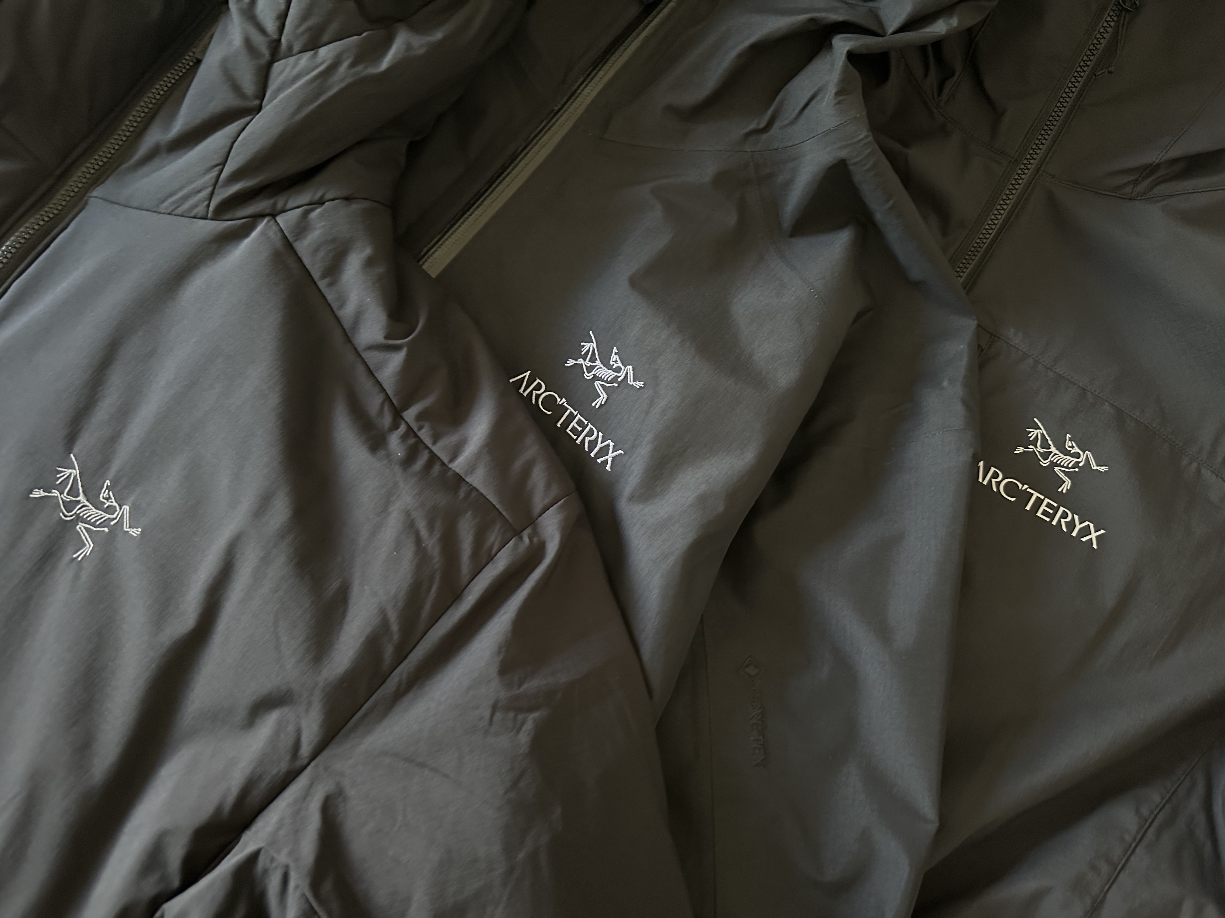 Arc'teryx Squamish Hoody Black, Arc'teryx Zeta SL Jacket Black 착용 스타일