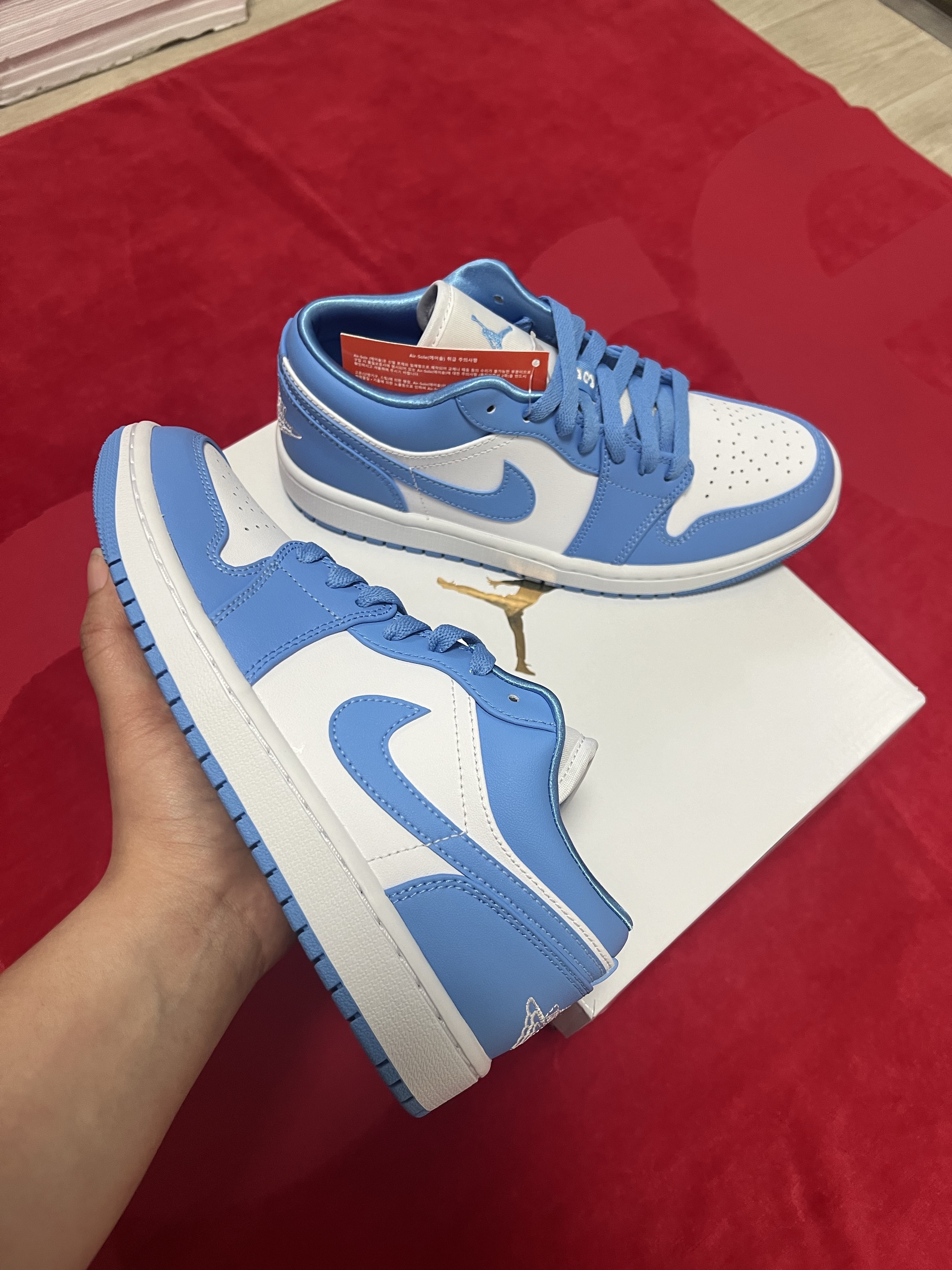 (W) Jordan 1 Low UNC University Blue, Adidas Yeezy Foam RNNR MX Granite 착용 스타일 - 1