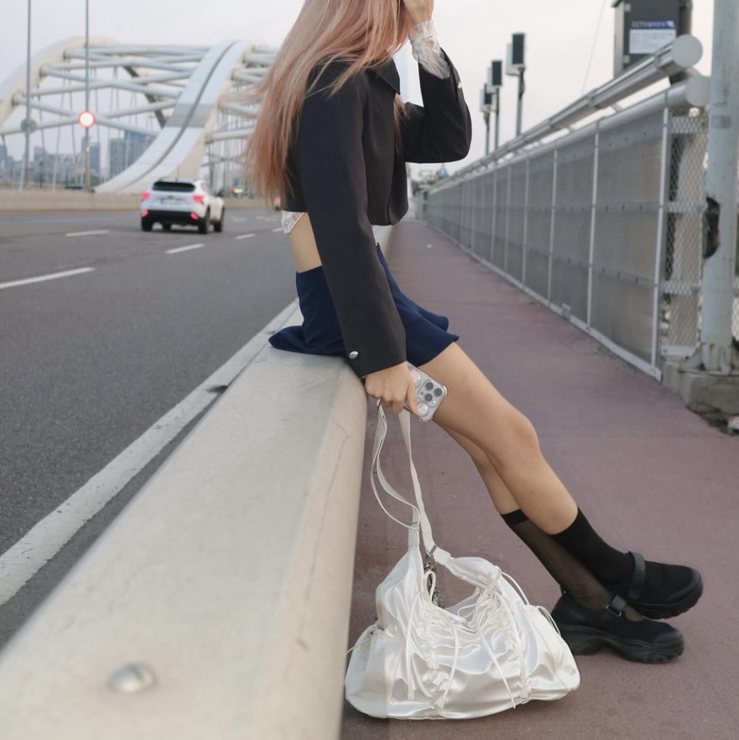 For Appeal String Ribbon Large Hobo Bag Glossy Black, For Appeal String Ribbon Large Hobo Bag Silver 착용 스타일