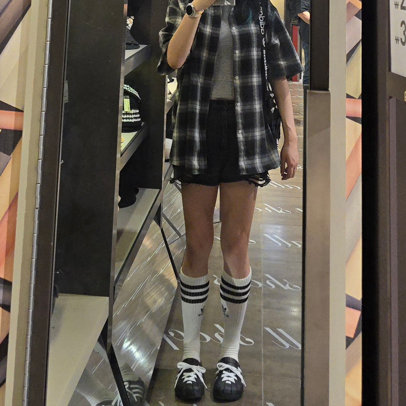 Adidas Adilette Clog Black White 착용 스타일