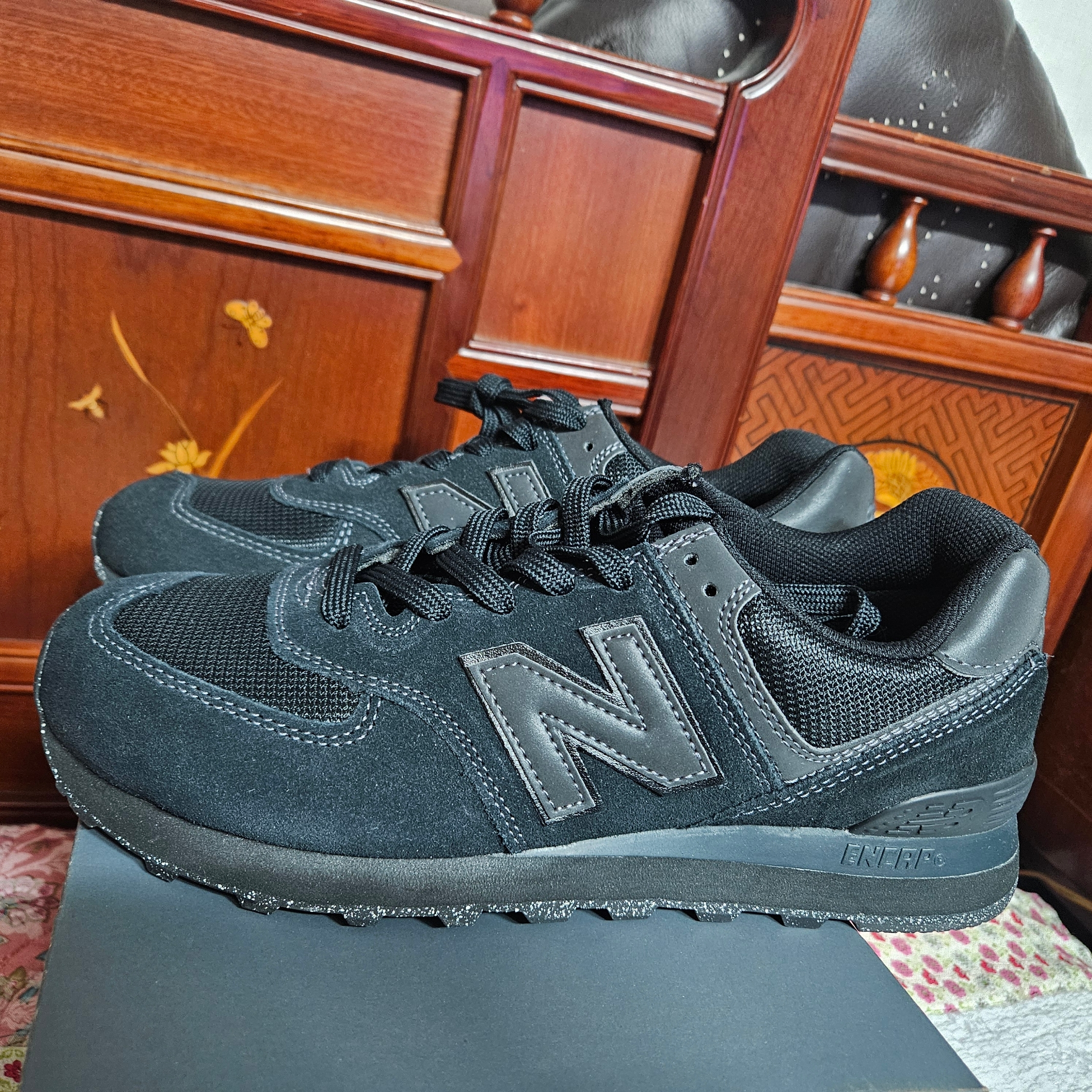 New Balance 574 Triple Black - D Standard 착용 스타일