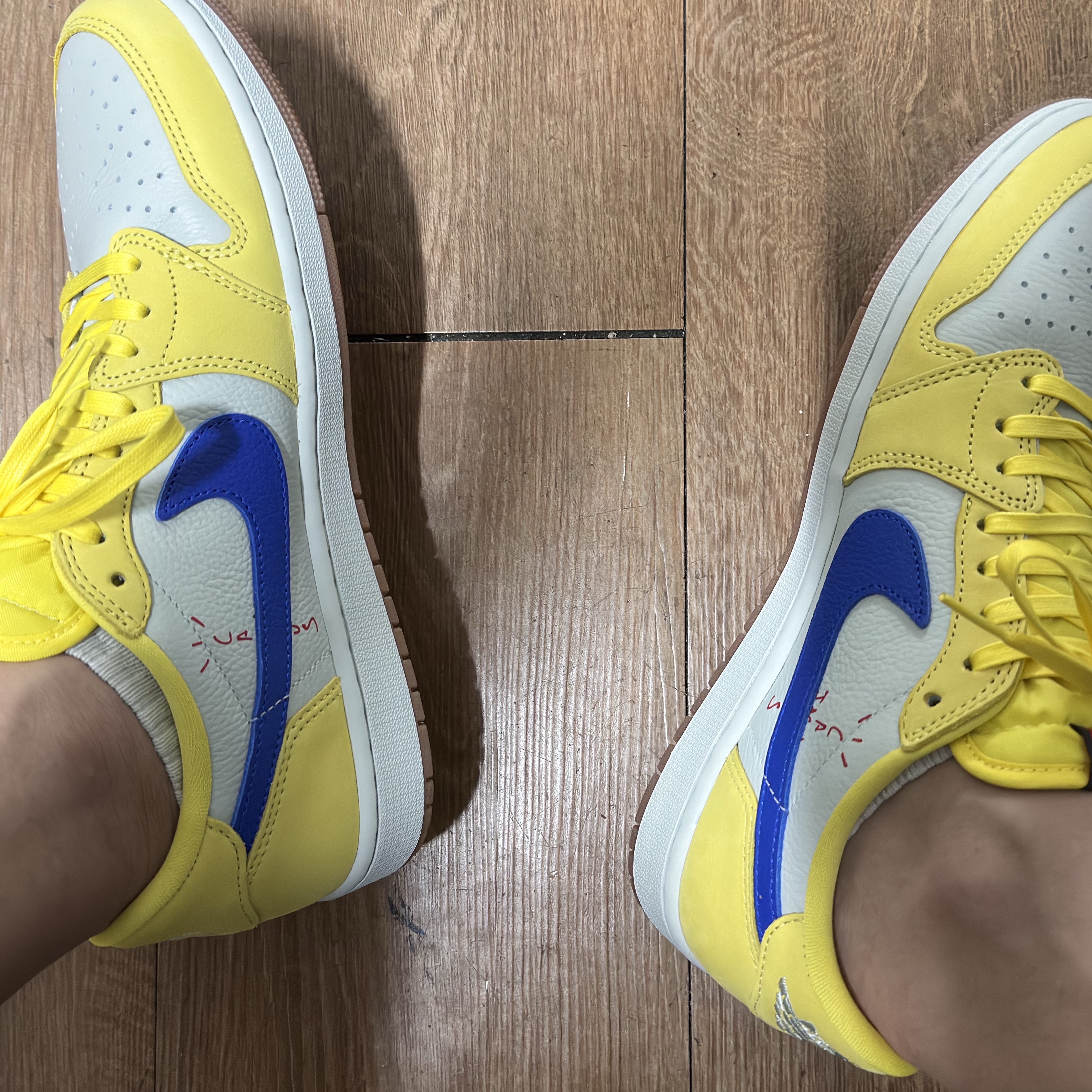 (W) Jordan 1 x Travis Scott Retro Low OG SP Canary 착용 스타일