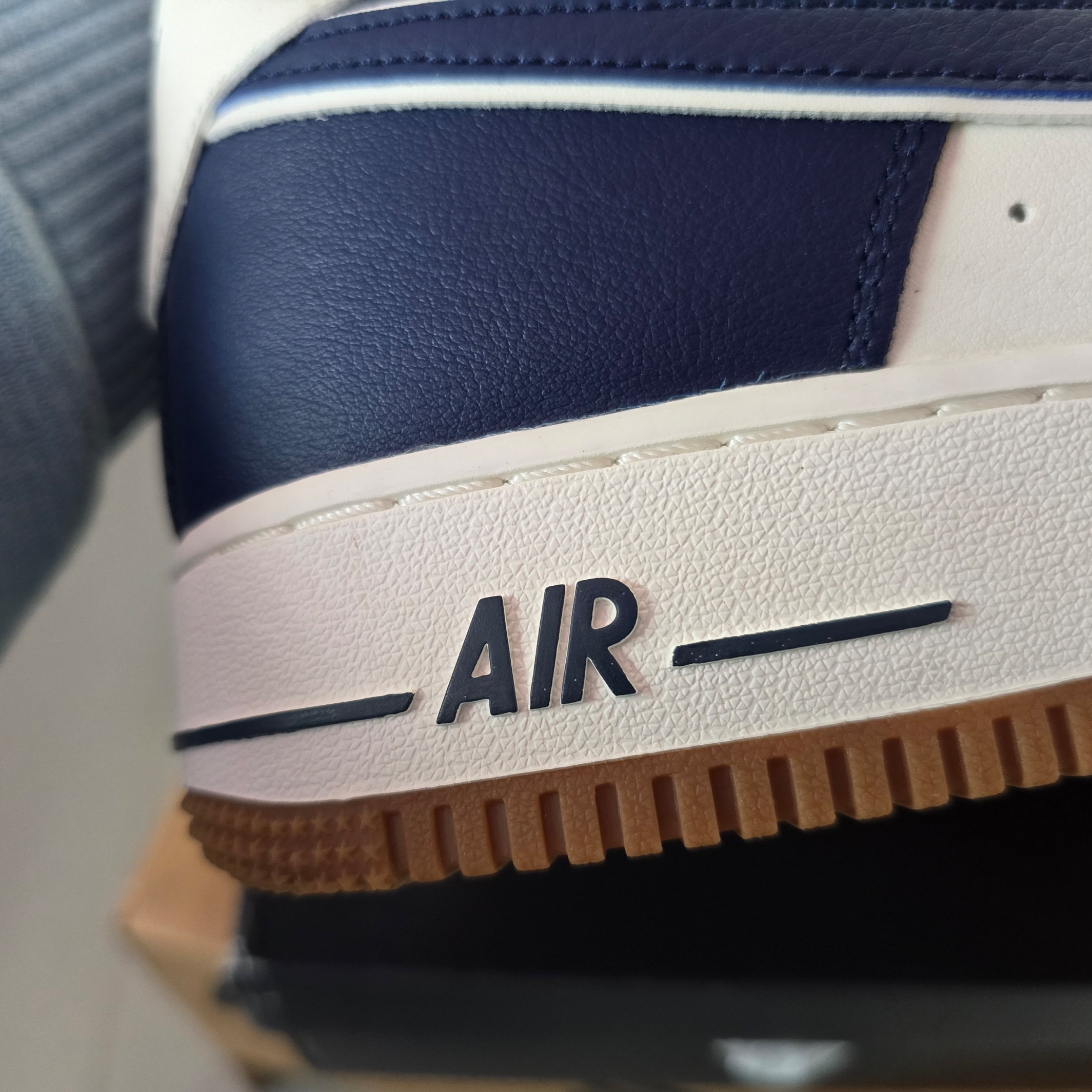 Nike Air Force 1 '07 LV8 Midnight Navy 착용 스타일 - 2