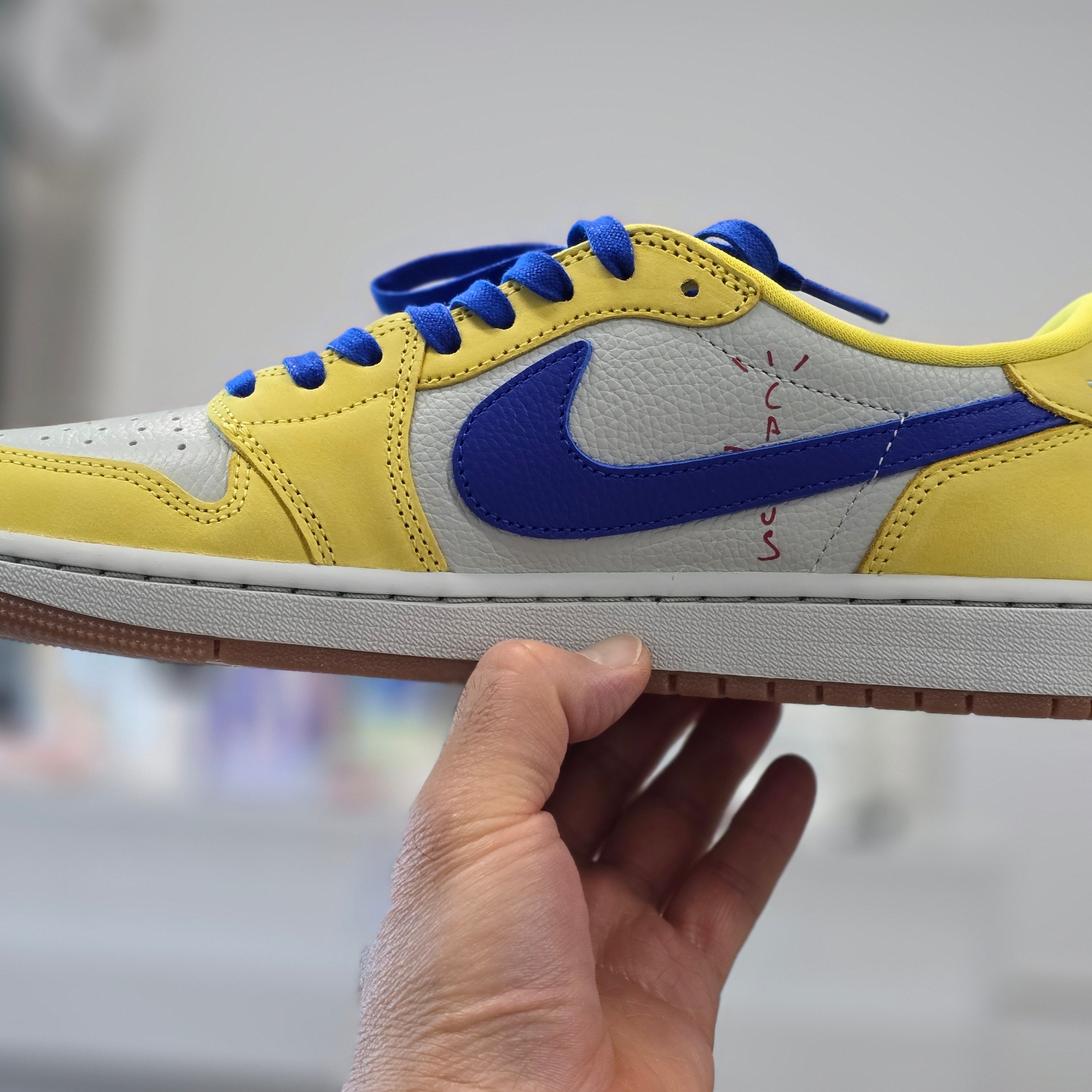 (W) Jordan 1 x Travis Scott Retro Low OG SP Canary 착용 스타일 - 4