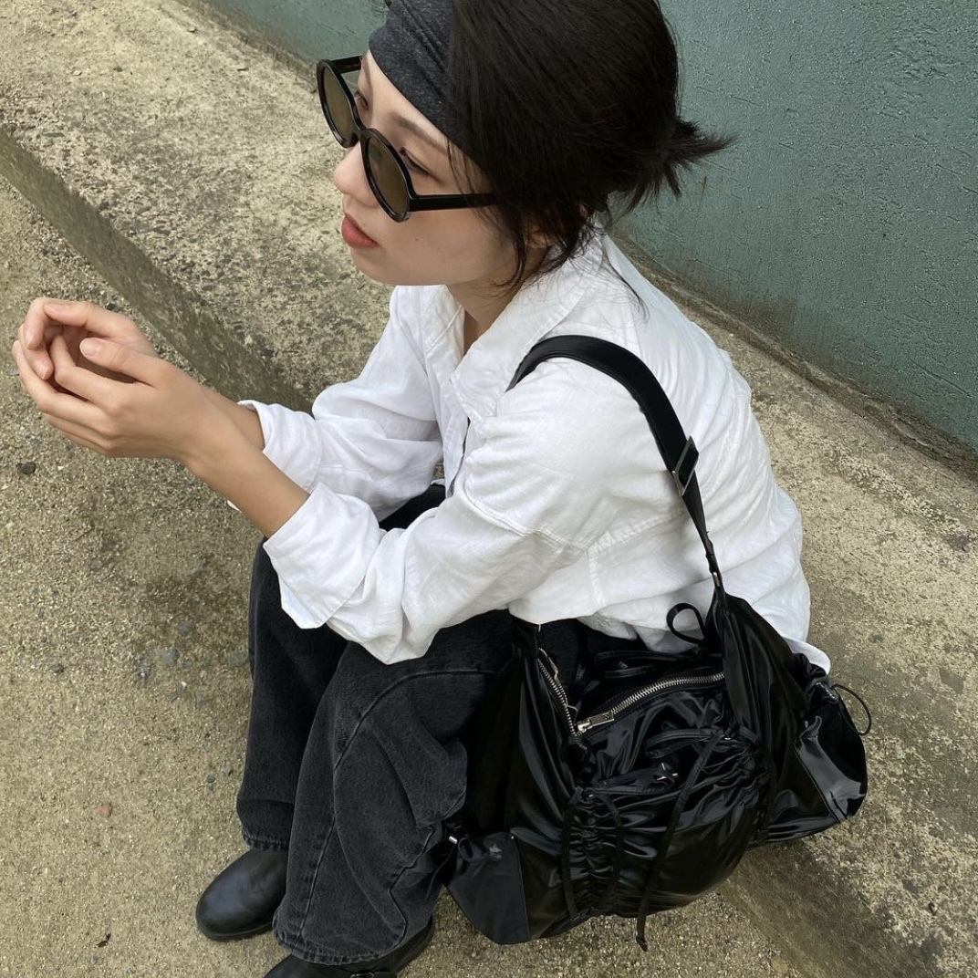 For Appeal String Ribbon Large Hobo Bag Glossy Black, For Appeal String Ribbon Large Hobo Bag Silver 착용 스타일