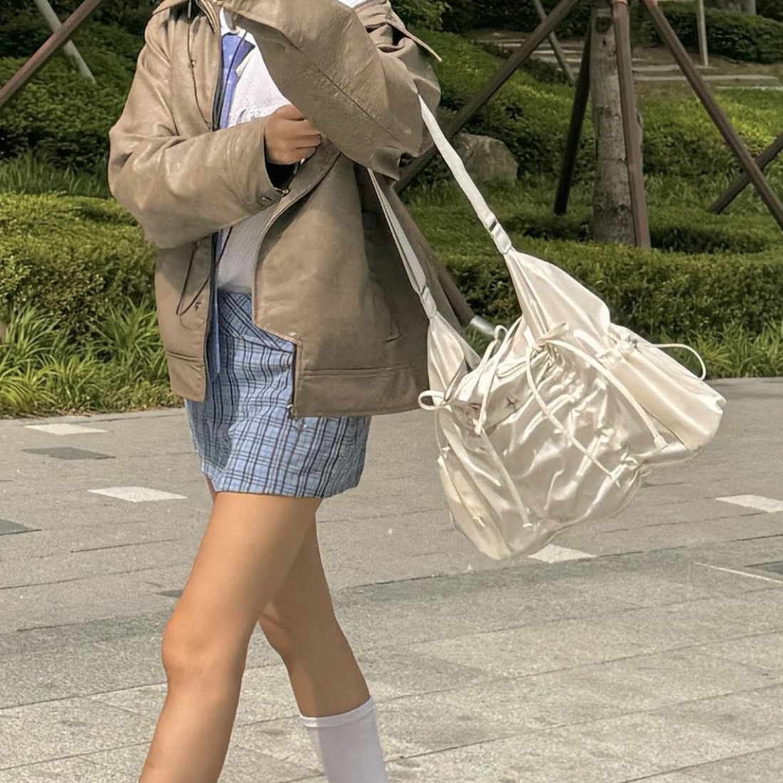 For Appeal String Ribbon Large Hobo Bag Glossy Black, For Appeal String Ribbon Large Hobo Bag Silver 착용 스타일