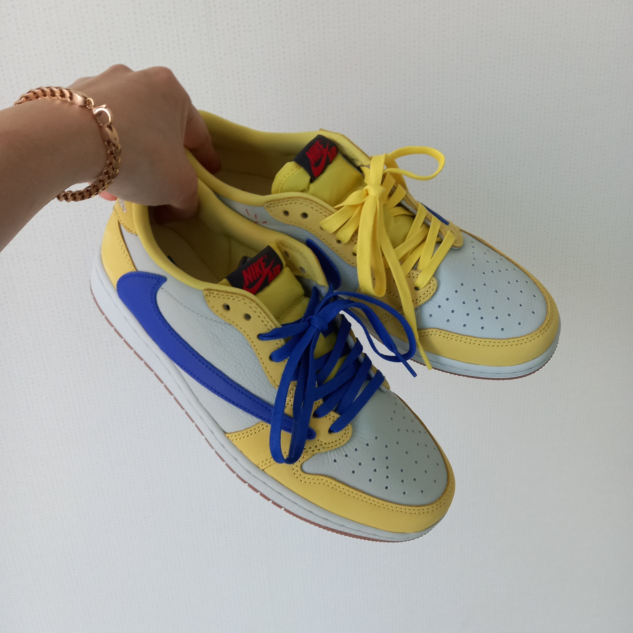 (W) Jordan 1 x Travis Scott Retro Low OG SP Canary 착용 스타일 - 1