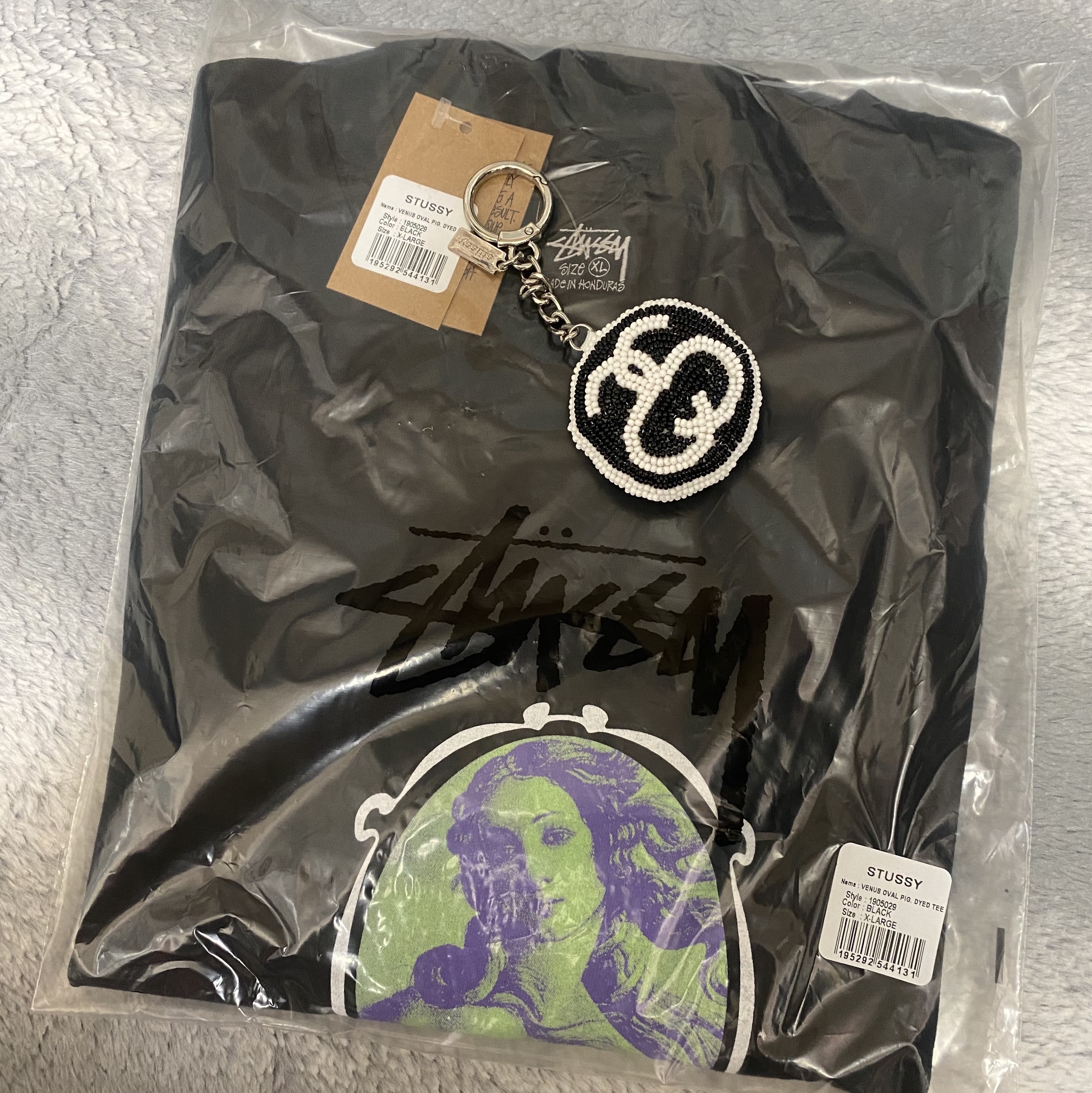 Stussy Venus Oval Pigment Dyed T-Shirt Black, Stussy SS Link Beaded Ball Keychain Black 착용 스타일