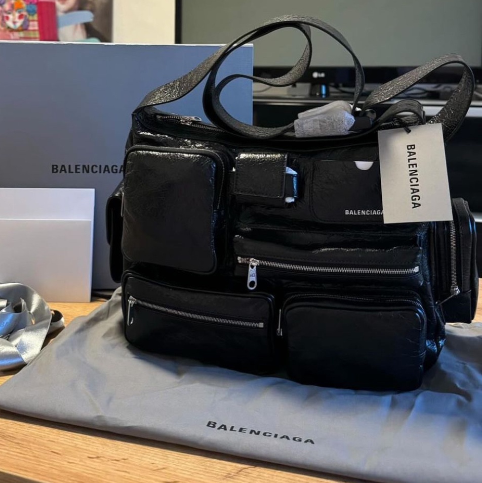 Balenciaga Superbusy Messenger Bag Black 착용 스타일