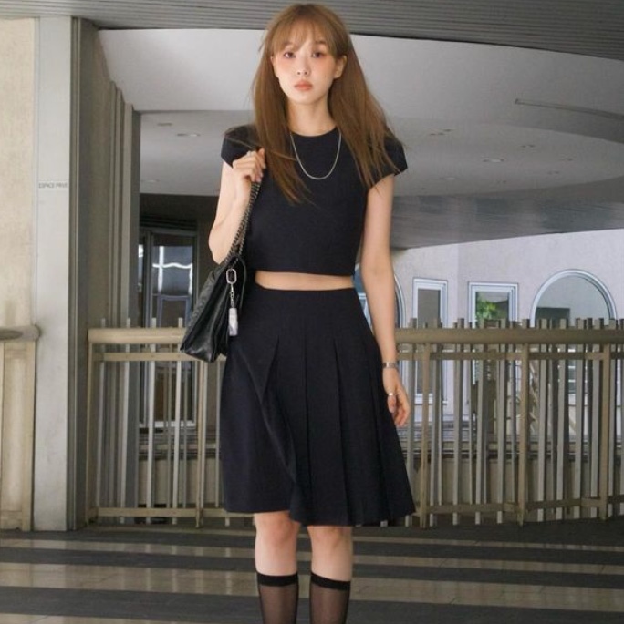 [예약 배송] FLETTA Classic Pleats Skirt Navy, [예약 배송] FLETTA Classic Crop Blouse Navy 착용 스타일