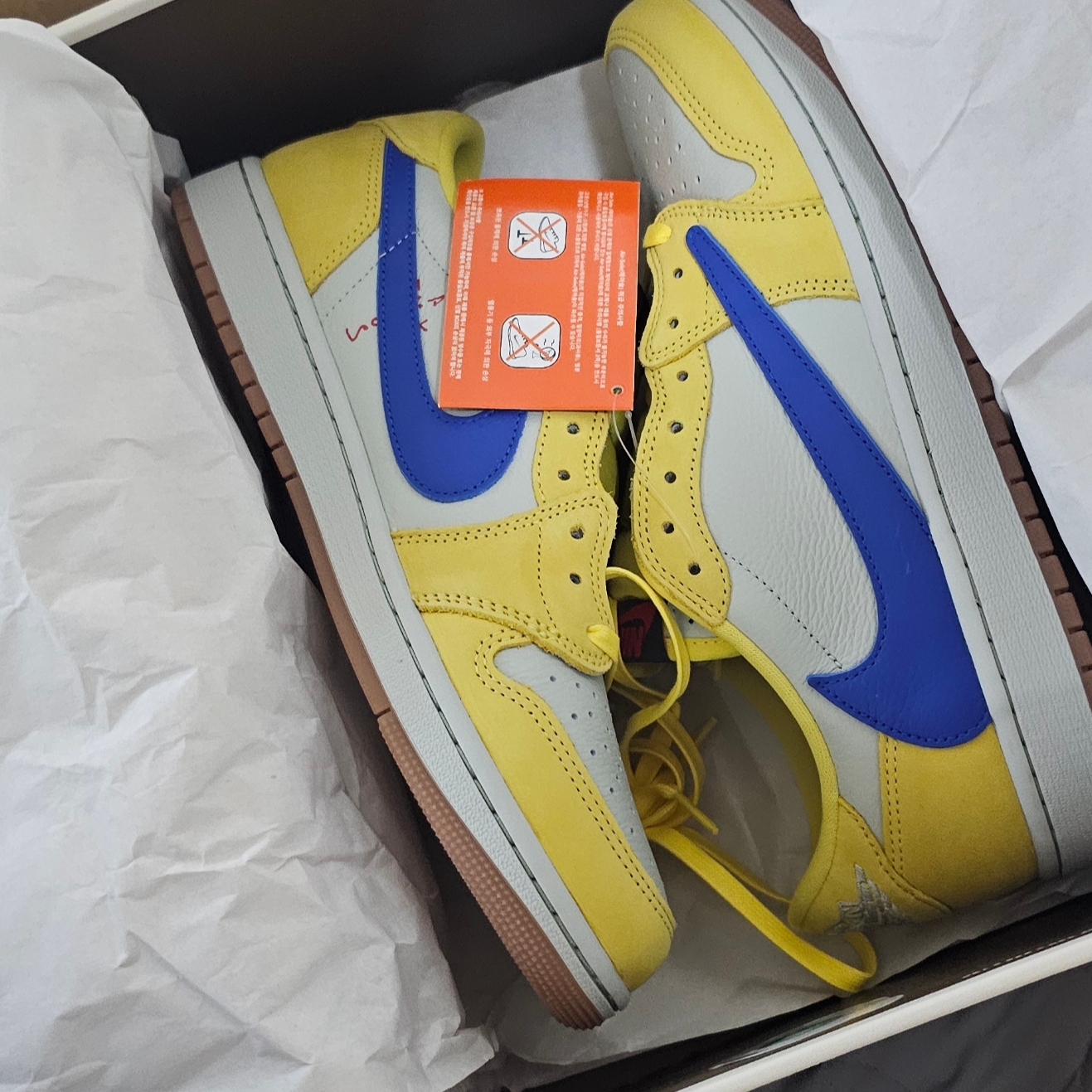 (W) Jordan 1 x Travis Scott Retro Low OG SP Canary 착용 스타일 - 2