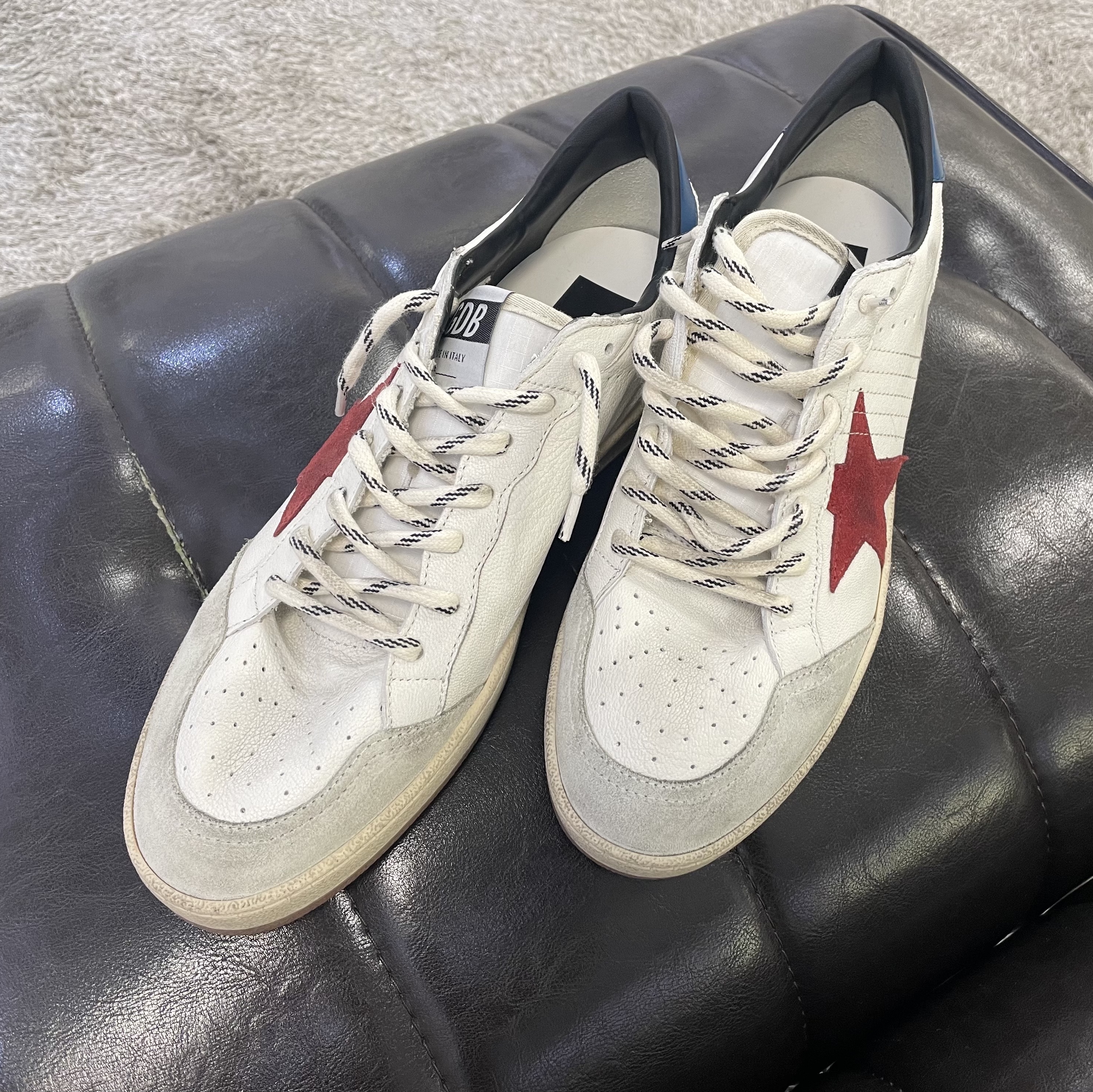 Golden Goose Ball Star White Laminated Light Blue Heel Tab Sneakers, Golden Goose Ball Star White Ice Grey Suede Star Midnight Blue Heel Tab Sneakers 착용 스타일 - 2