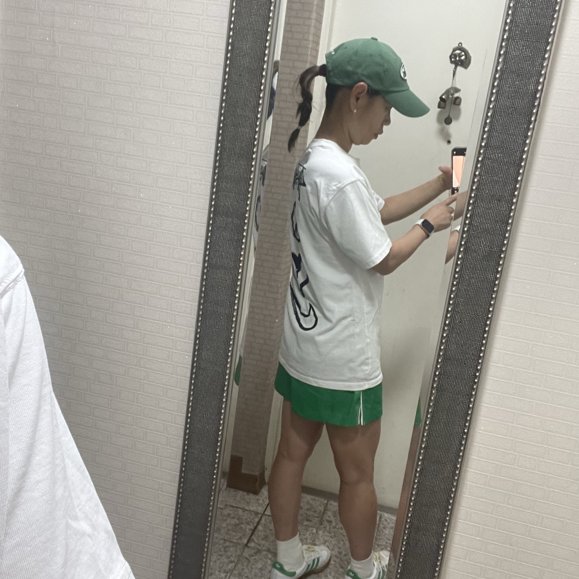 Adidas x Sporty & Rich Samba OG Cloud White Green, Nike x Stussy NRG RA T-Shirt Summit White (DM4942-121) 착용 스타일 - 2