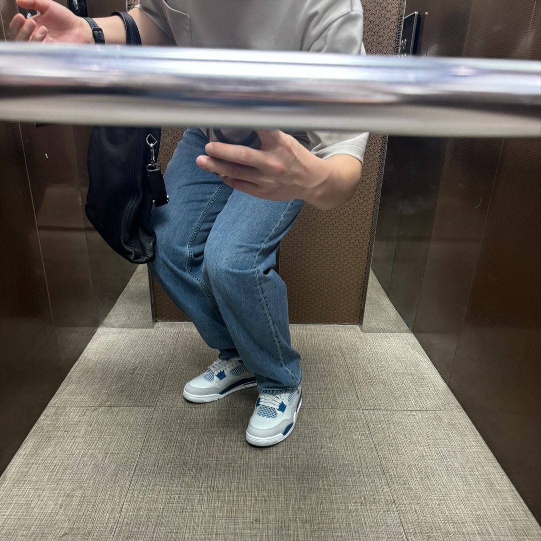 Jordan 4 Retro Industrial Blue 착용 스타일