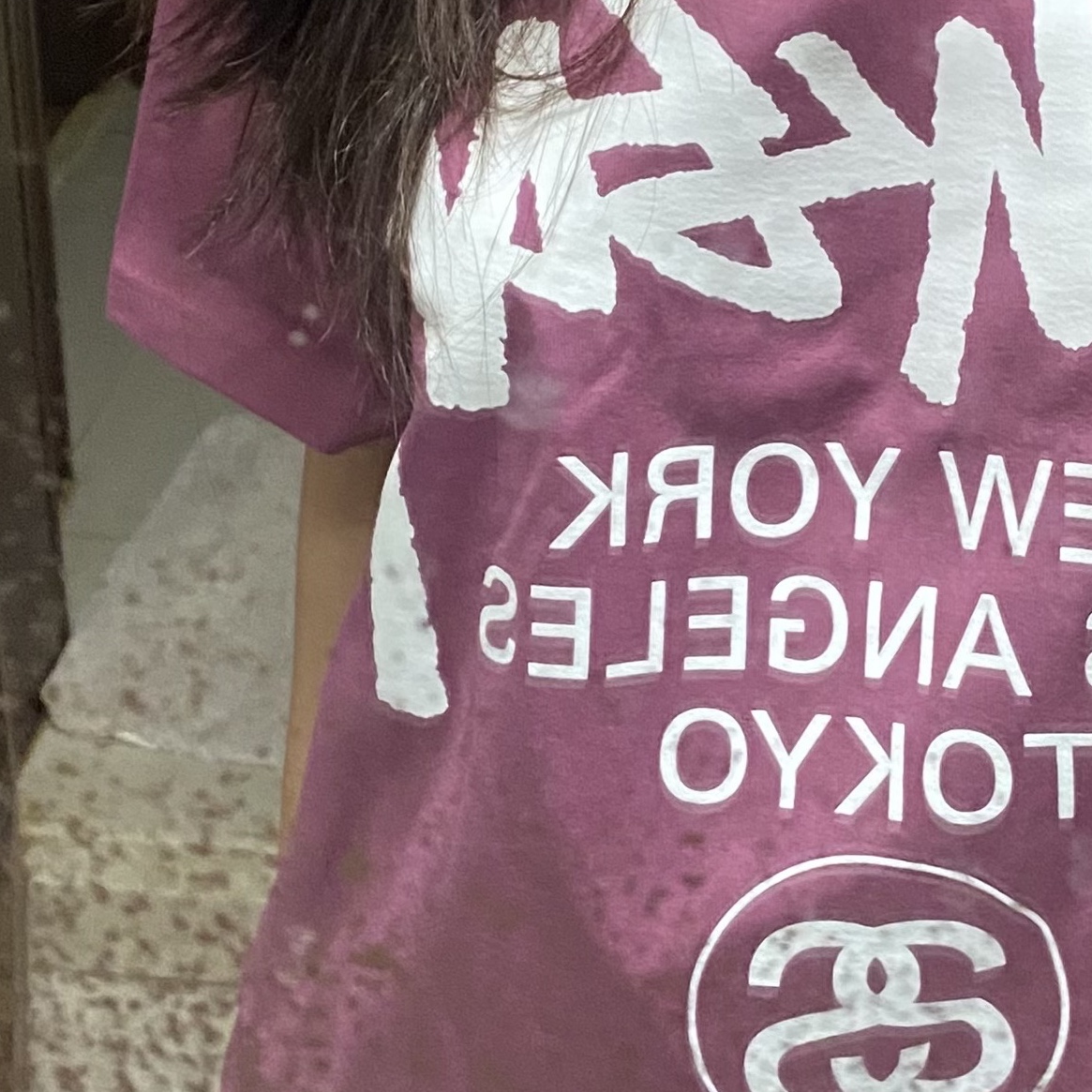 Stussy World Tour T-Shirt Berry 2024 착용 스타일 - 1