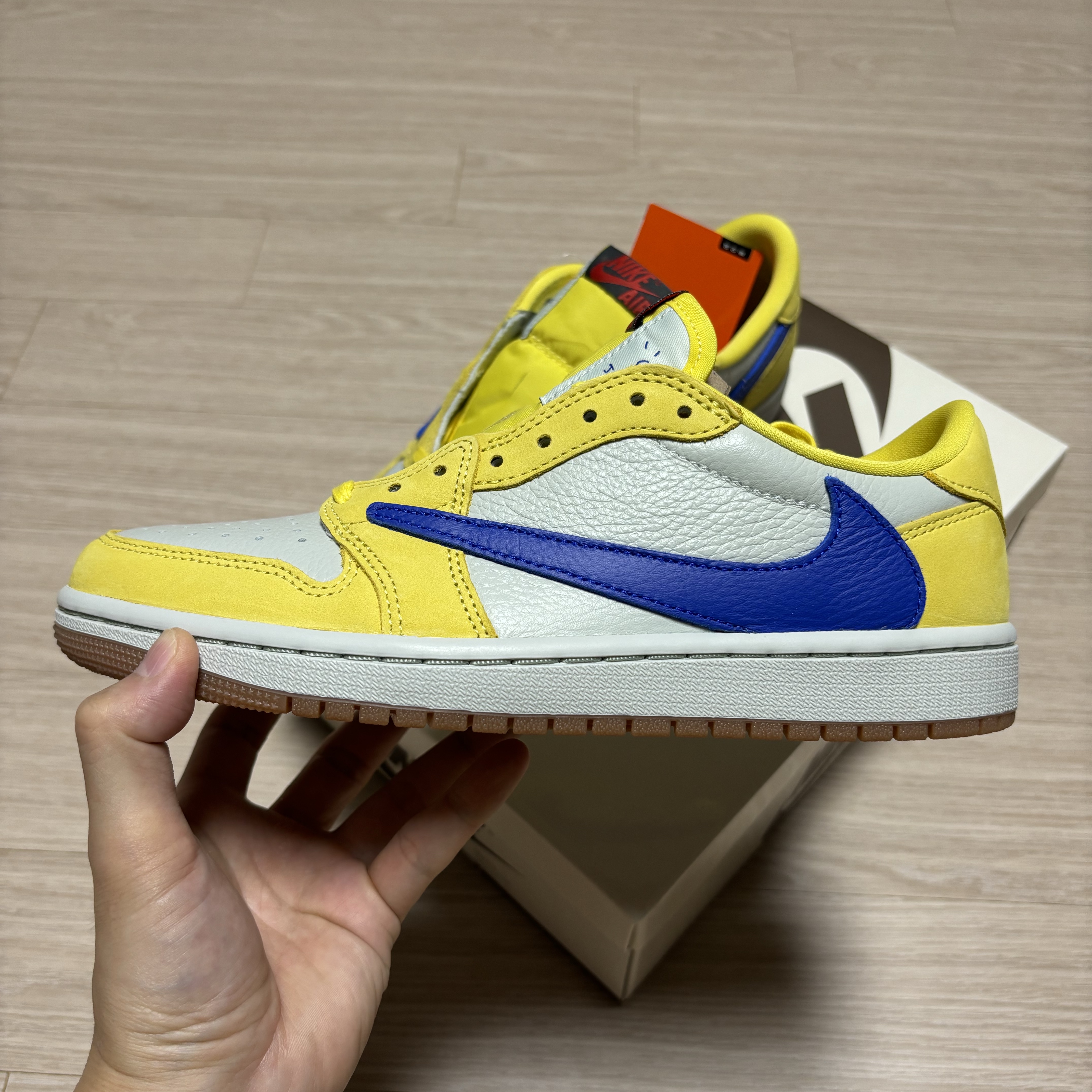 (W) Jordan 1 x Travis Scott Retro Low OG SP Canary 착용 스타일 - 4