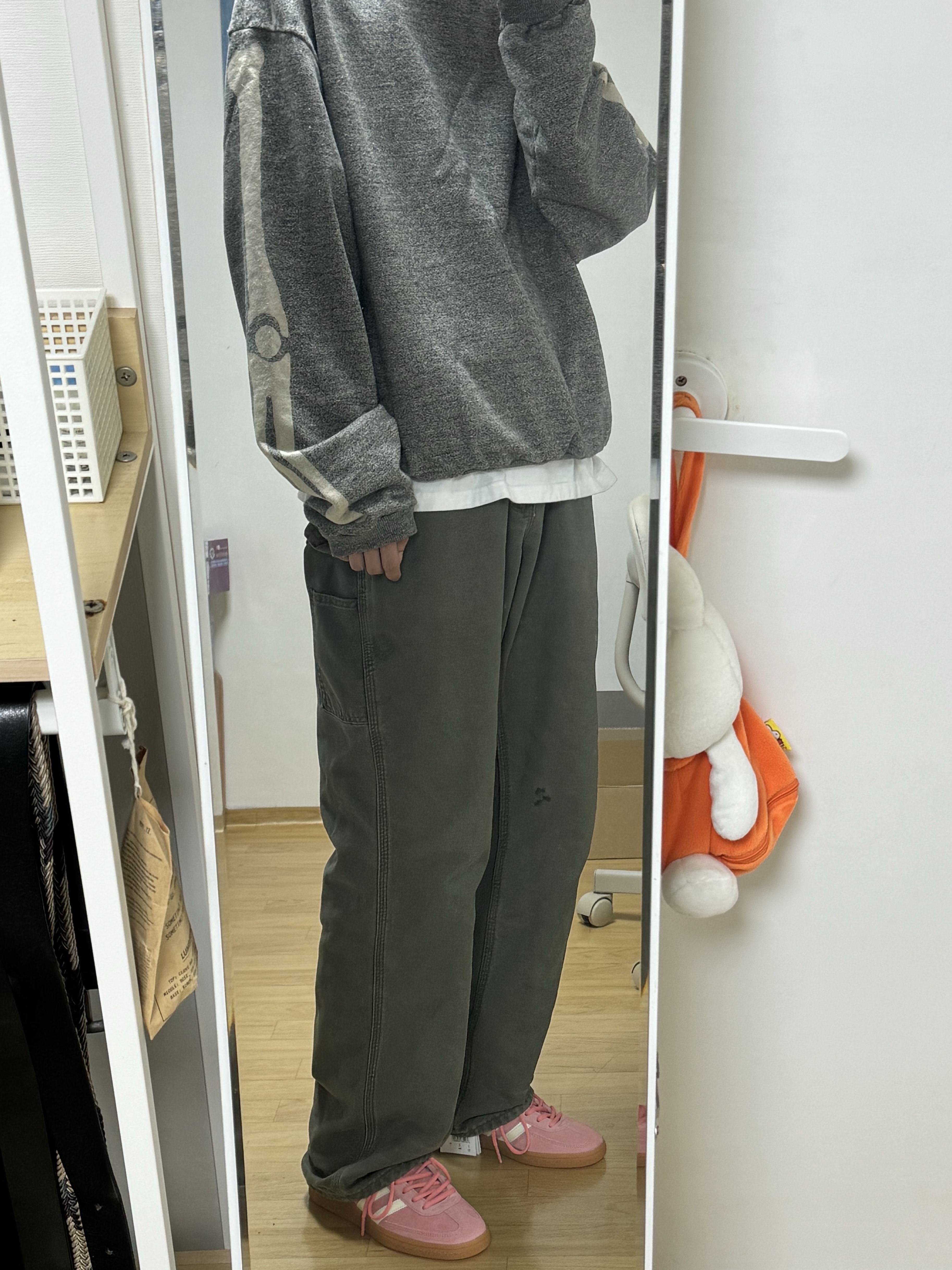 Adidas x Sporty & Rich Spezial Handball Pantone Cream White, Kapital Fleece Big Crewneck Sweat Heather Charcoal 착용 스타일 - 1