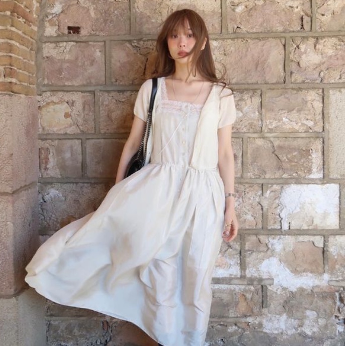 FLETTA 87 Lace Satin Dress Light Khaki, FLETTA 87 Lace Satin Dress Baby Pink 착용 스타일