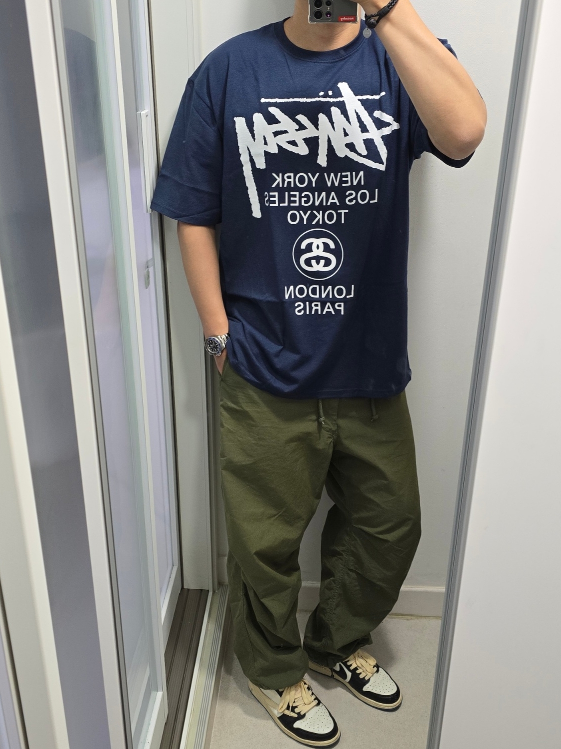 Stussy World Tour T-Shirt Navy 2024,2025, Jordan 1 x Travis Scott x Fragment Retro Low OG SP Military Blue 착용 스타일