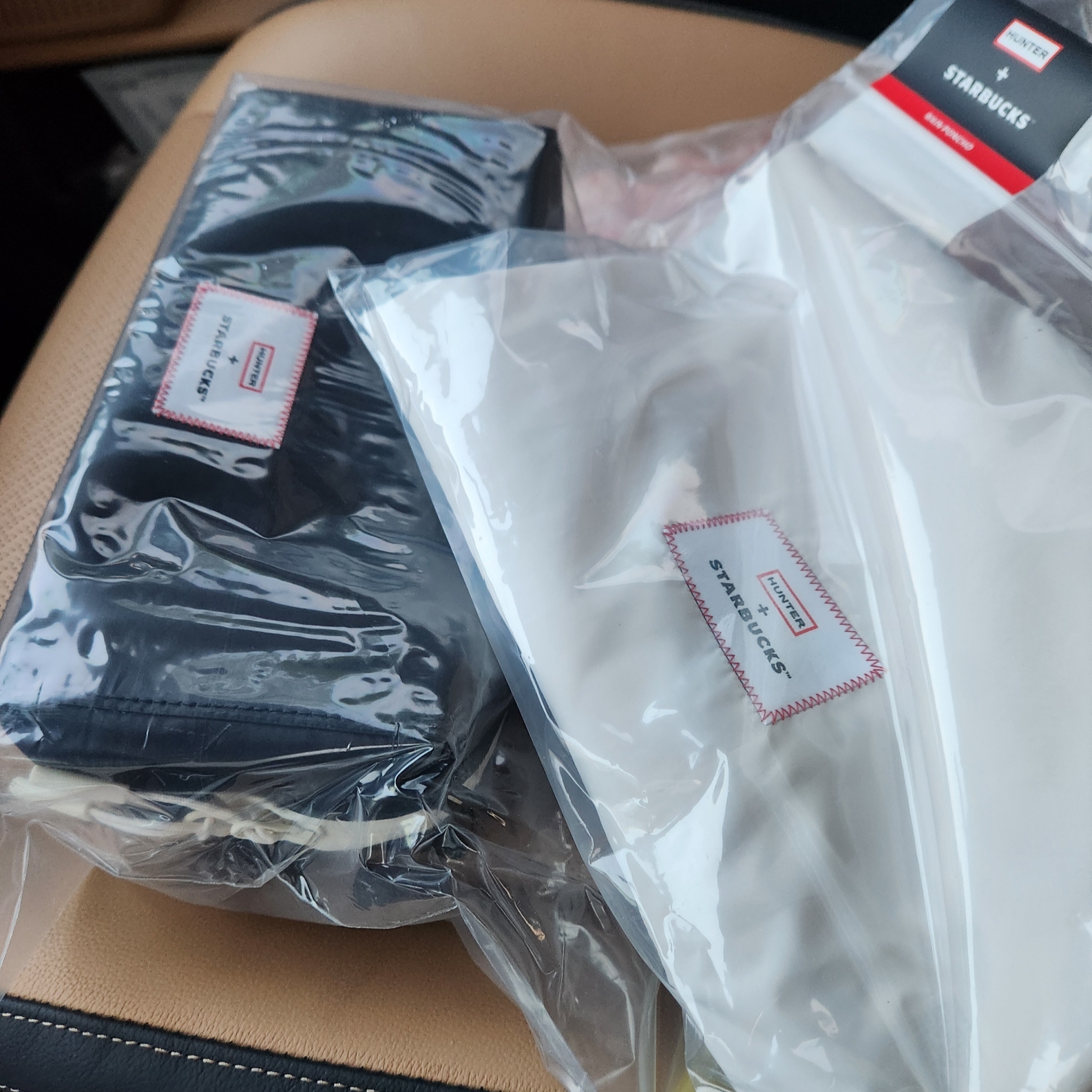 Starbucks x Hunter Light Rain Poncho Ivory, Starbucks x Hunter Two Way Pouch Black 착용 스타일