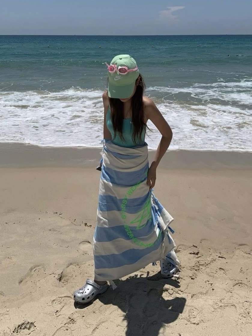 Stussy Surf Dot Beach Blanket Multi, Crocs Classic Metallic Clog Silver 착용 스타일