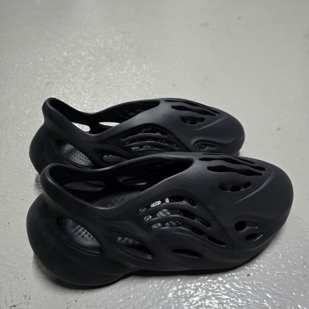 Adidas Yeezy Foam RNNR Onyx 착용 스타일